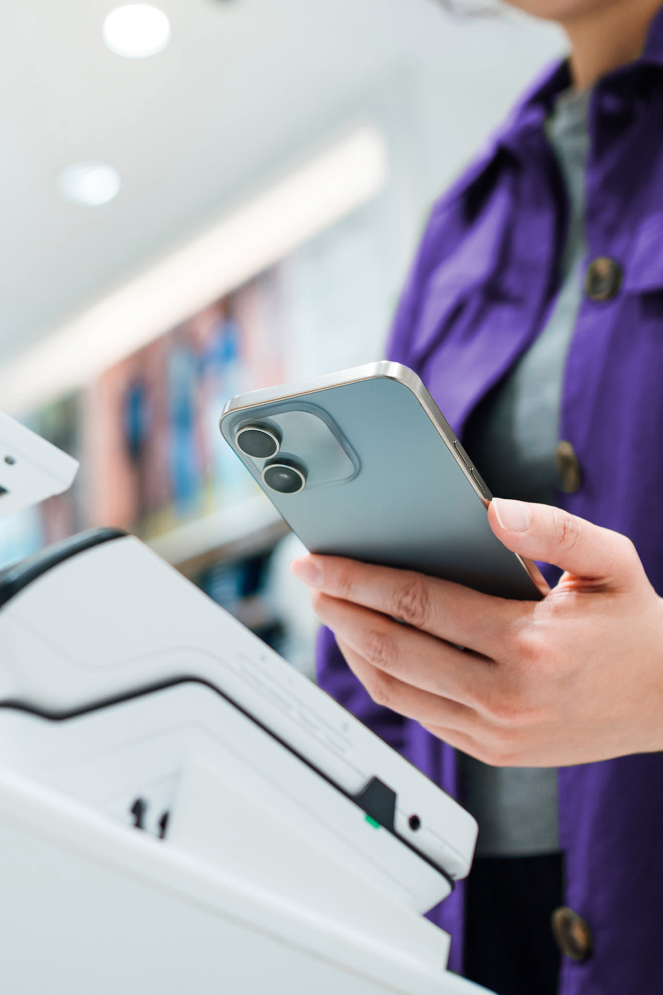 Klijentica plaća beskontaktno pametnim telefonom.