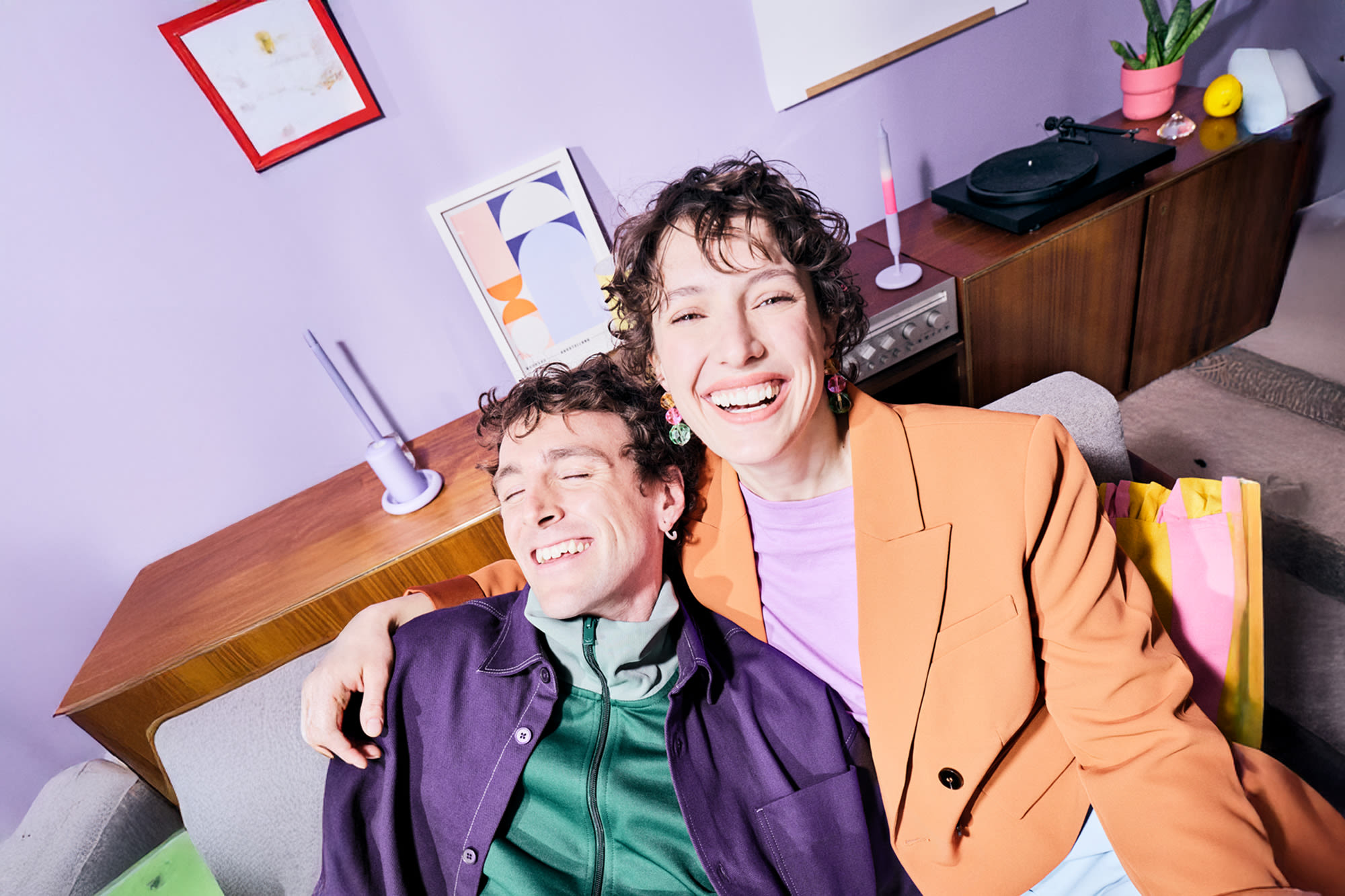 Par leži zajedno na sofi – stambeni kredit u BKS Banci. Par leži zajedno na sofi – stambeni kredit u BKS Banci.