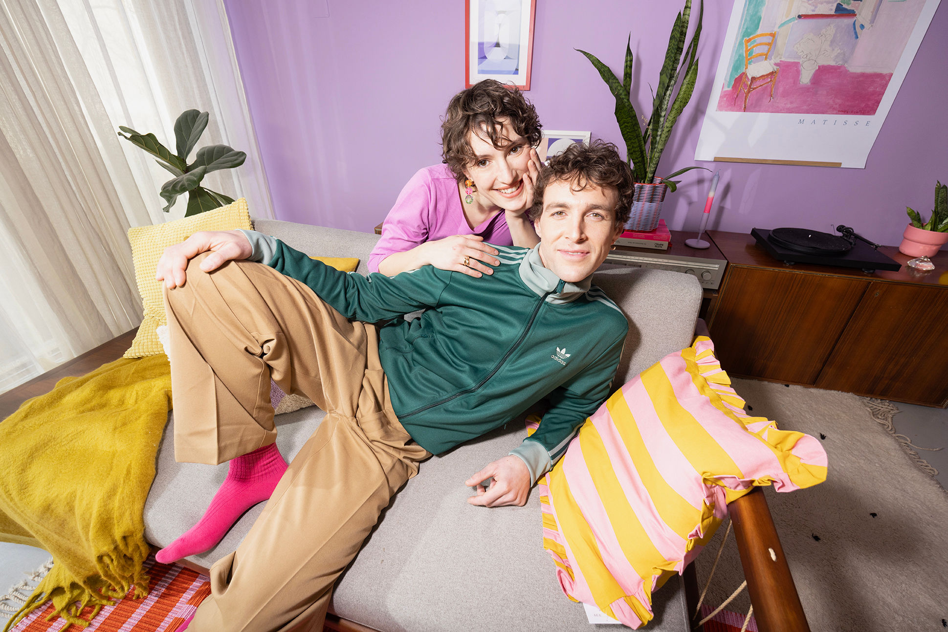 Par leži zajedno na sofi – stambeni kredit u BKS Banci.