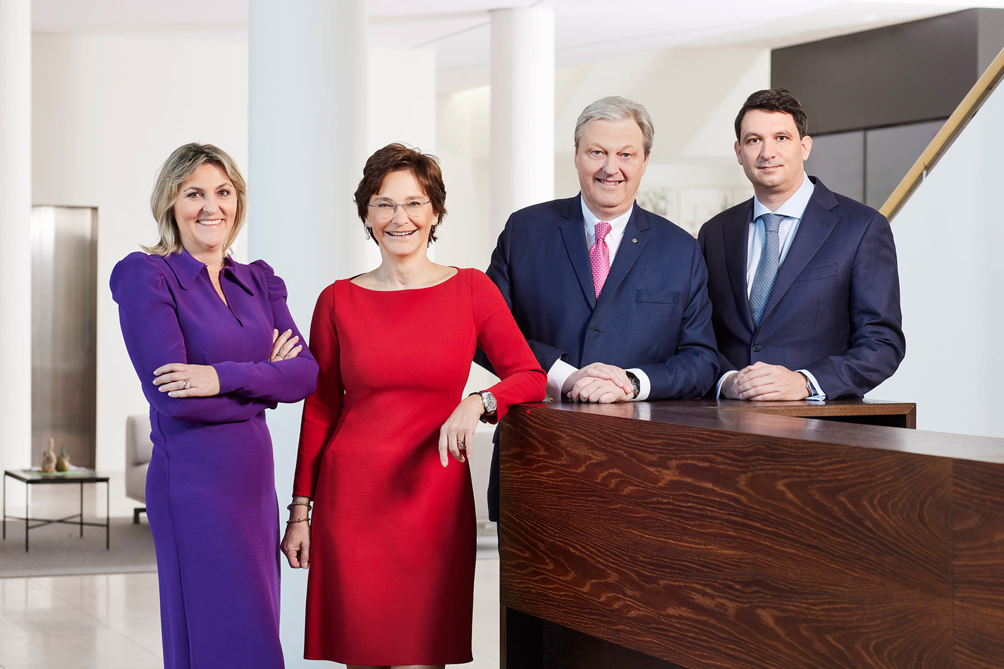 Vorstandsteam der BKS Bank präsentiert mit strahlenden Gesichtern die erfolgreichen Jahreszahlen 2024.