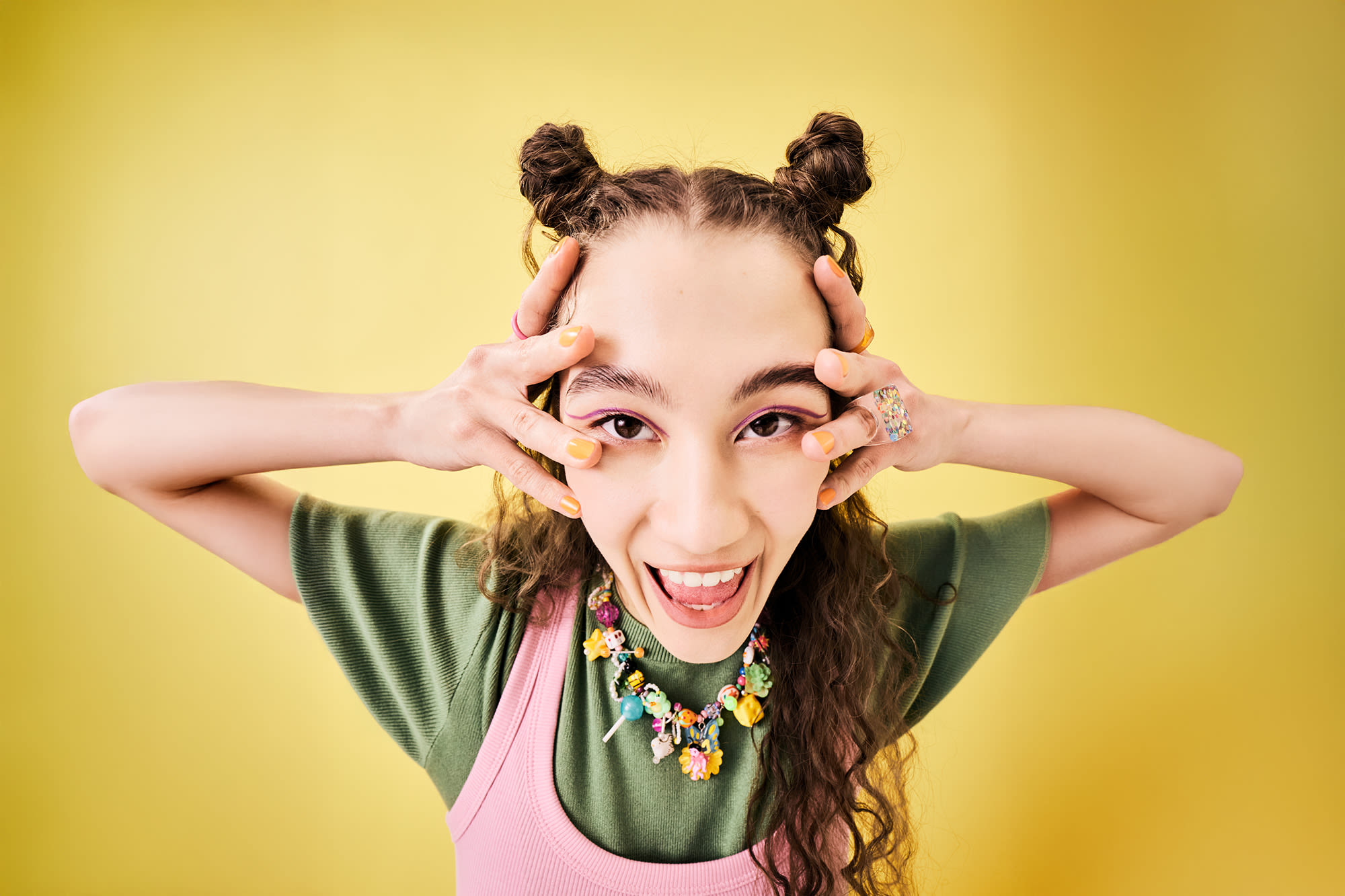 Mlada žena s dvama repićima smije se i pravi smiješne poze. Paket Classic u BKS Bank.  Mlada žena s dvama repićima smije se i pravi smiješne poze. Paket Classic u BKS Bank.