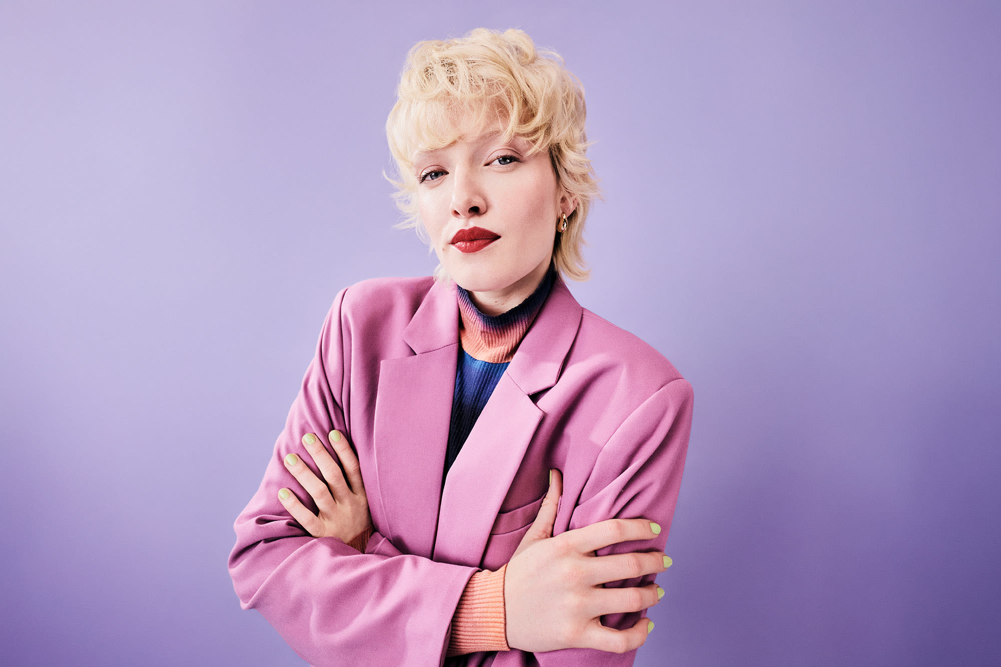 Mlada žena u ljubičastoj odjeći – samouvjereno pripremljena s BKS-om. Mlada žena u ljubičastoj odjeći – samouvjereno pripremljena s BKS-om.