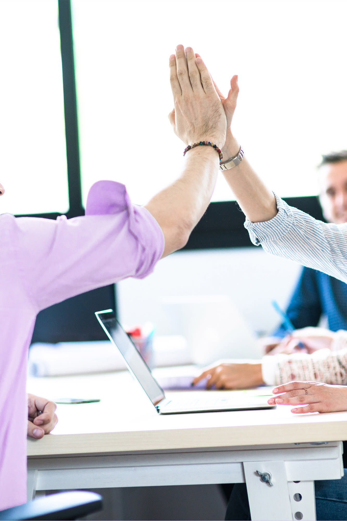 Dvoje kolega daju si petu u uredu – uspješna timska suradnja u BKS-u. Dvoje kolega daju si petu u uredu – uspješna timska suradnja u BKS-u.