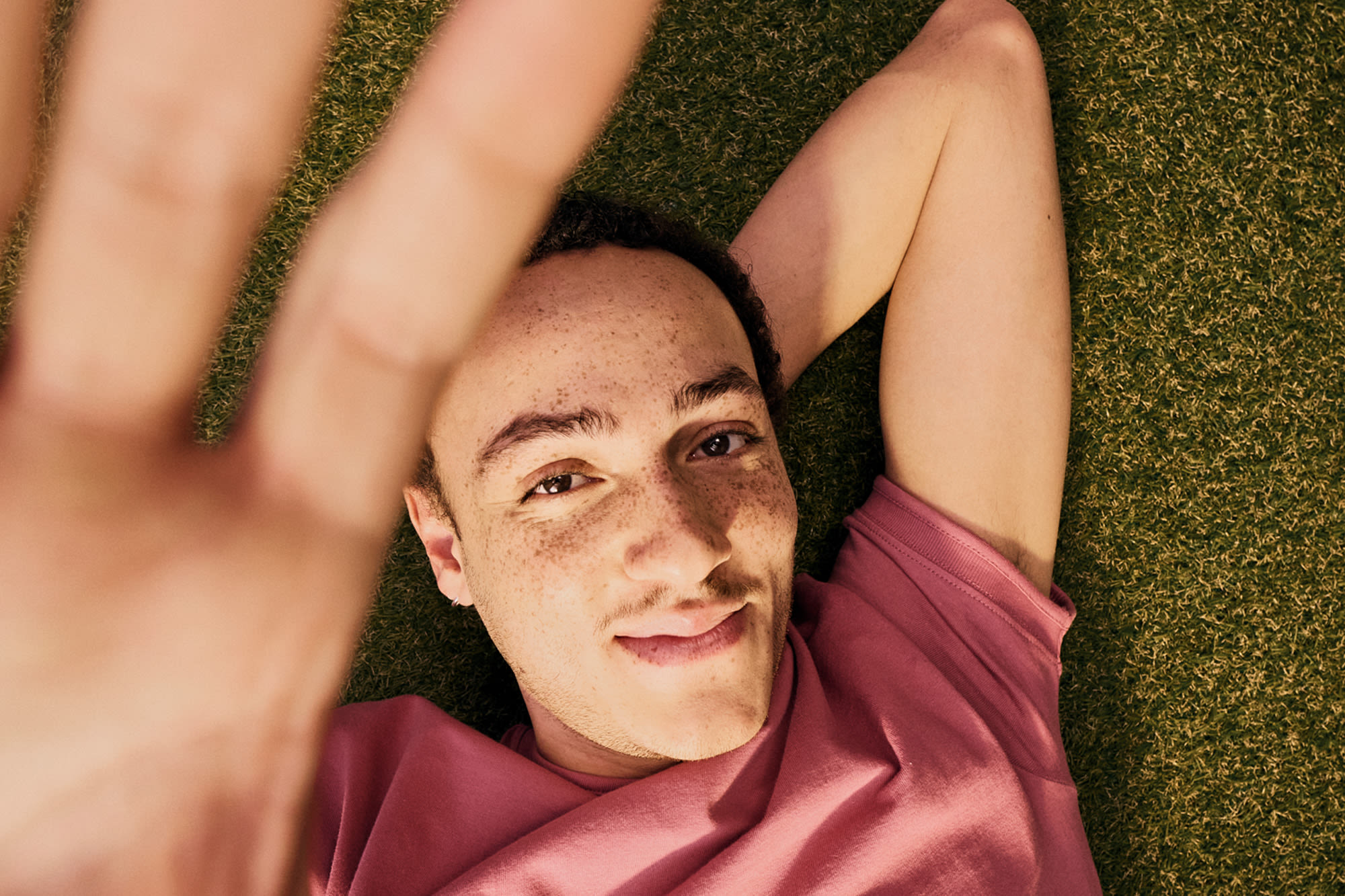 Muškarac leži opušteno na livadi – održiv način života i svijest o klimatskim promjenama. Muškarac leži opušteno na livadi – održiv način života i svijest o klimatskim promjenama.