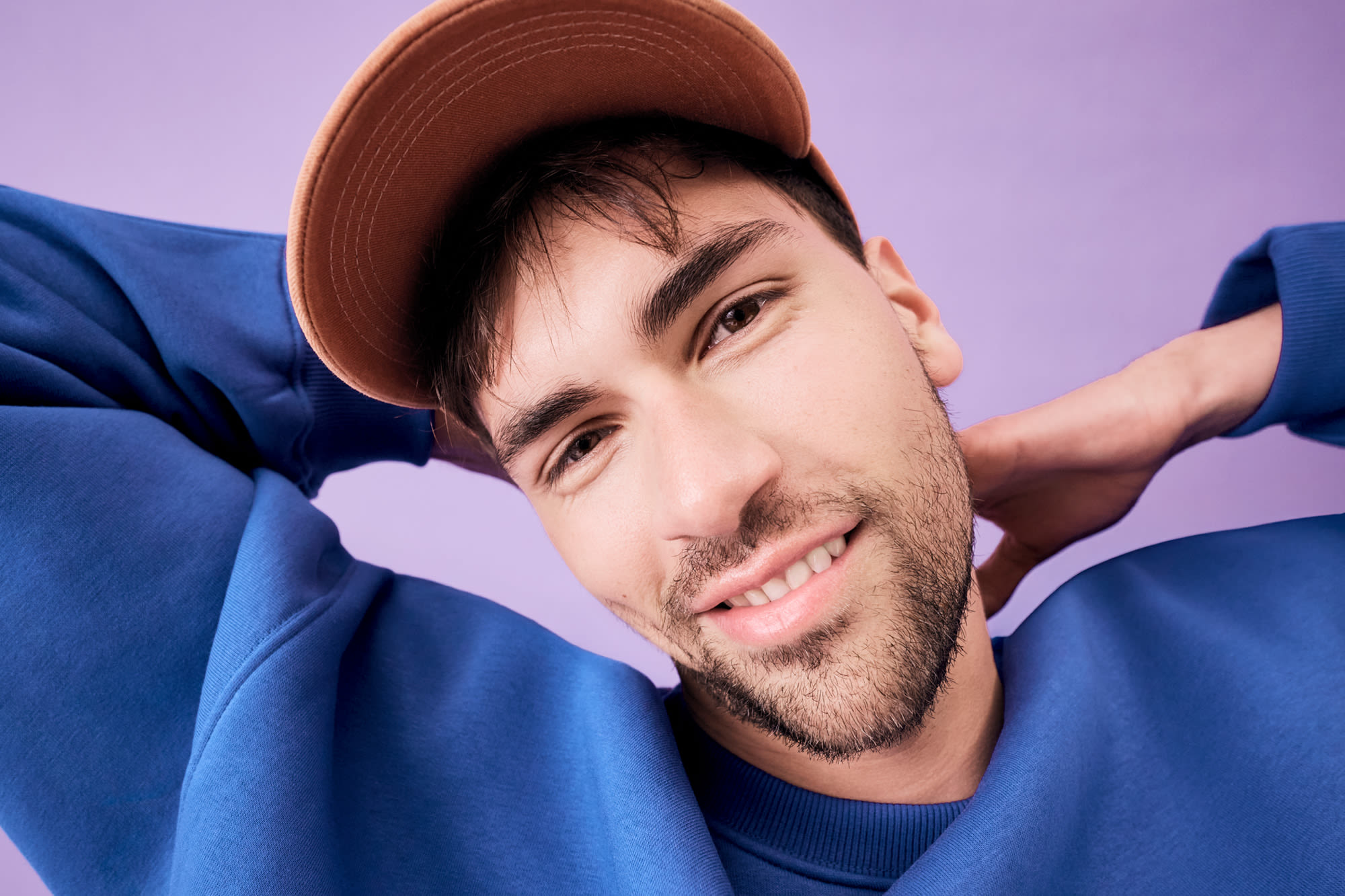 Muškarac s bradom smije se ispred ljubičaste pozadine – Moj novac račun Fix za modernu financijsku organizaciju. Muškarac s bradom smije se ispred ljubičaste pozadine – Moj novac račun Fix za modernu financijsku organizaciju.