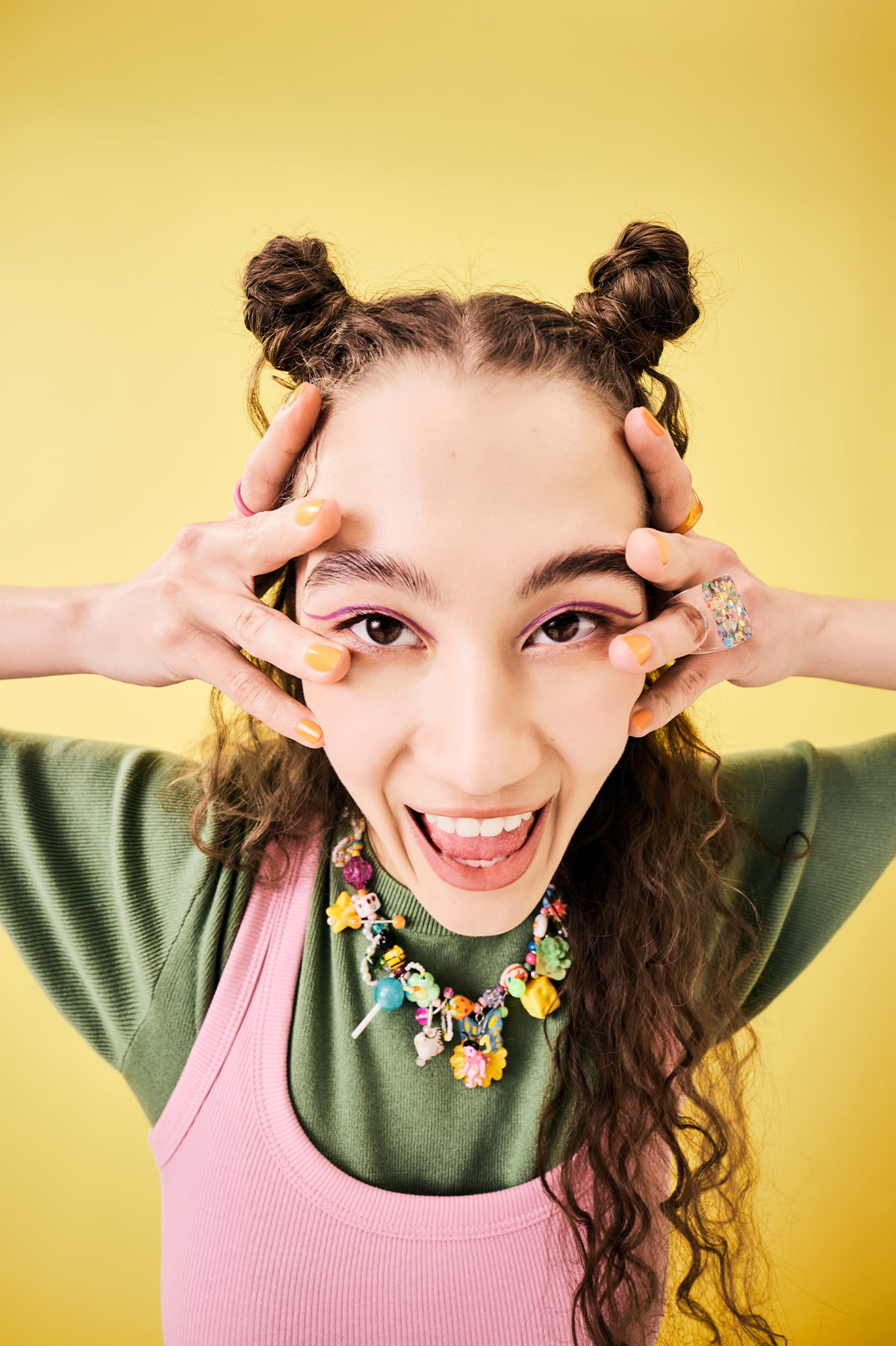 Mlada žena s dvama repićima smije se i pravi smiješne poze. Paket Classic u BKS Bank. 