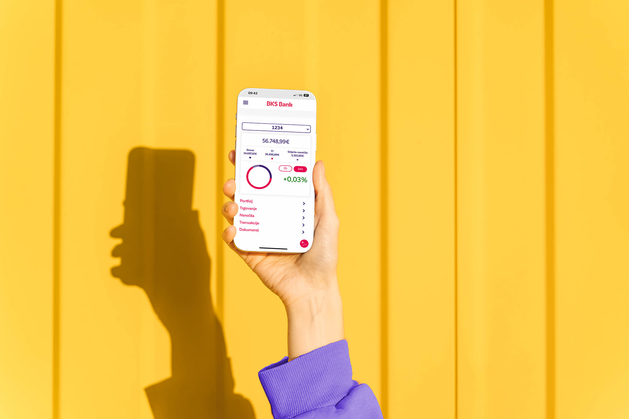 Roka s pametnim telefonom pred rumenim ozadjem