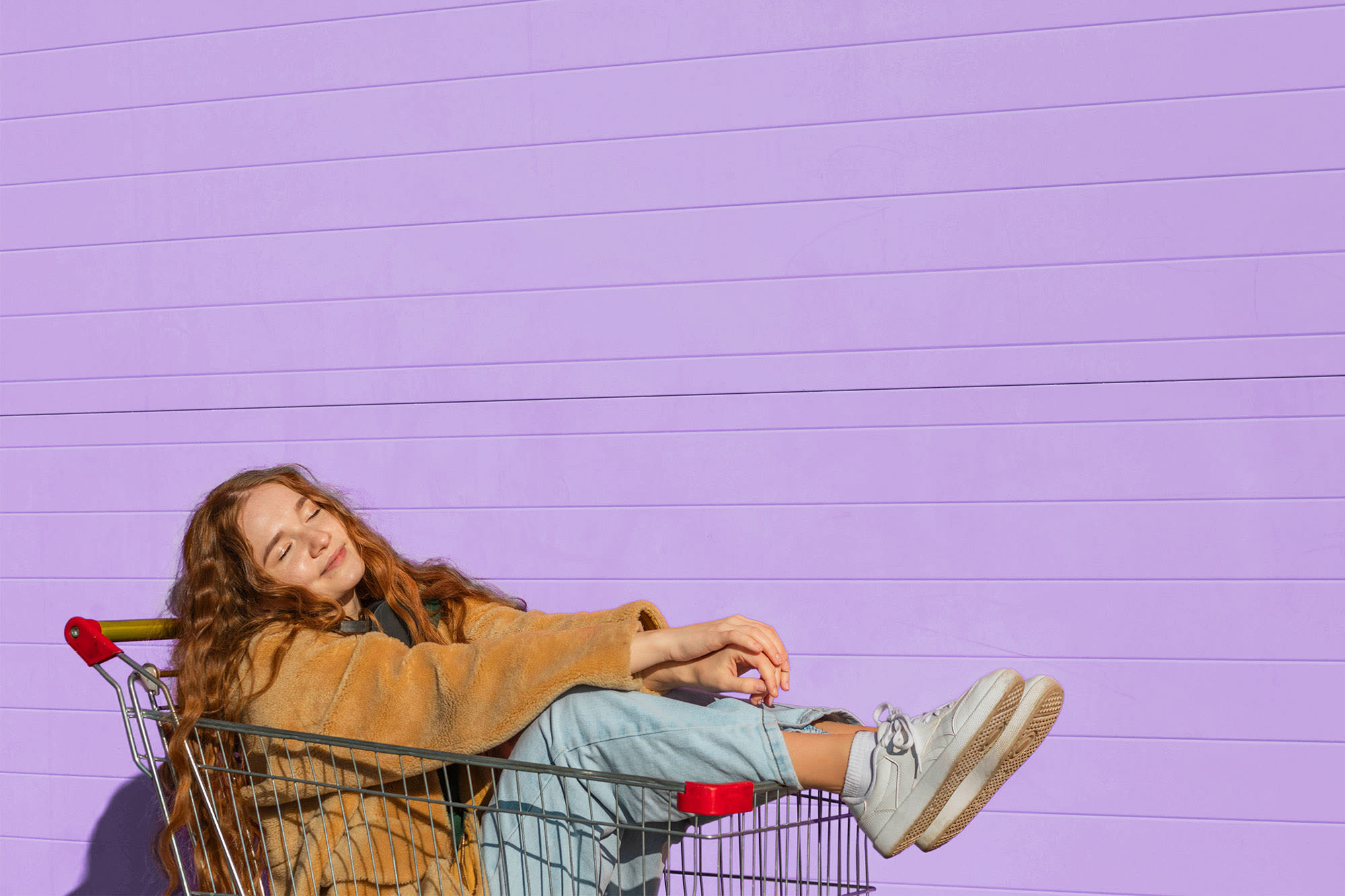 Žena u kolicima za kupovinu – financijska sloboda uz potrošački kredit BKS Banke. Žena u kolicima za kupovinu – financijska sloboda uz potrošački kredit BKS Banke.