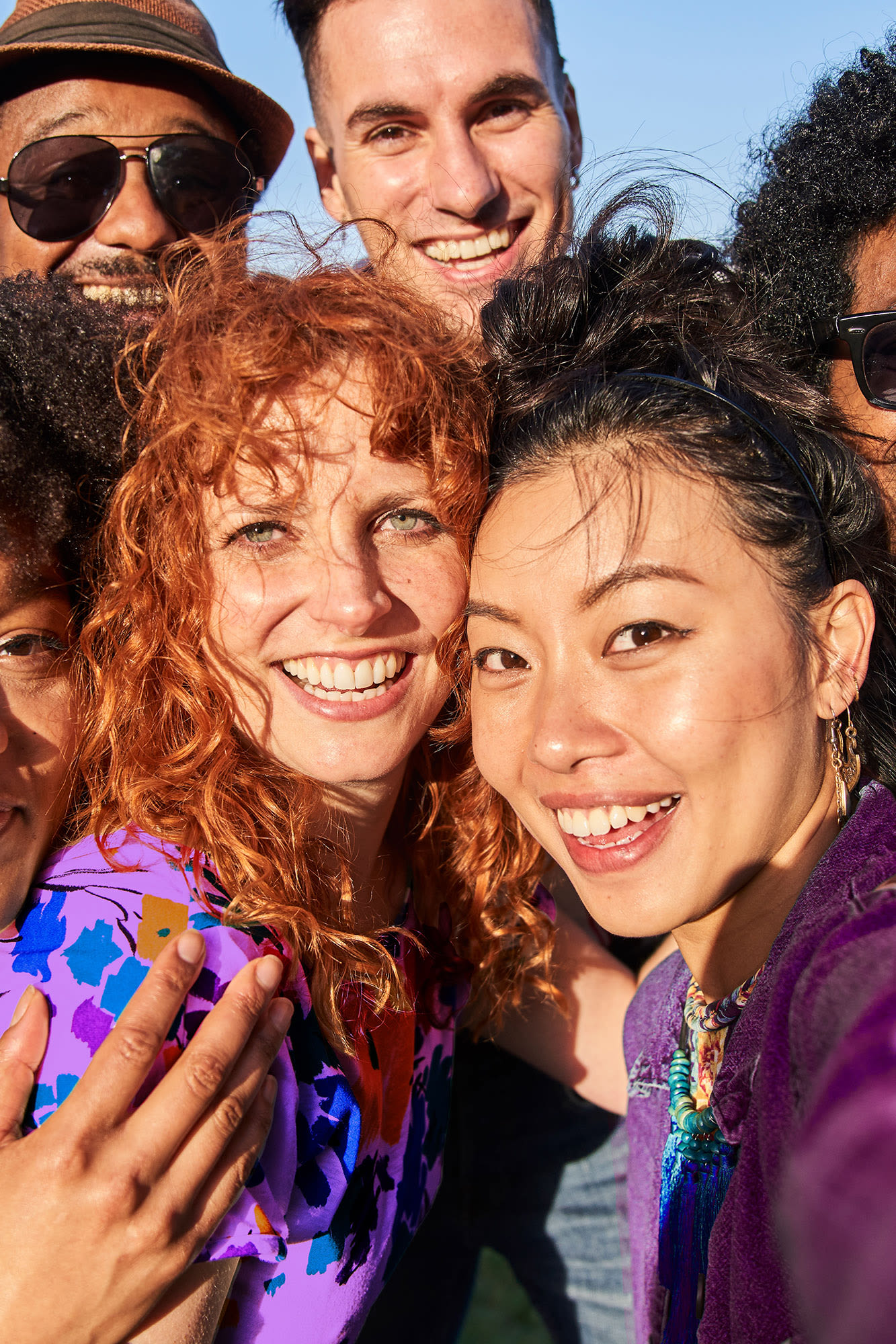 Mladi različiti ljudi poziraju smijući se za selfie – BKS Banka stoji za raznolikošću, inkluzijom i zajedništvom. Mladi različiti ljudi poziraju smijući se za selfie – BKS Banka stoji za raznolikošću, inkluzijom i zajedništvom.