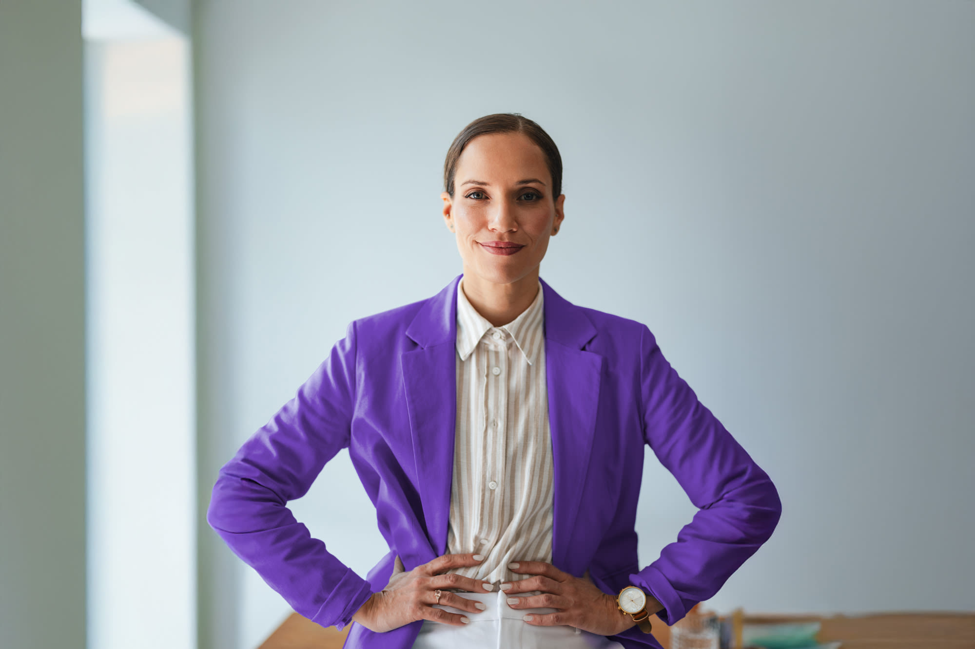 Žena u ljubičastom sakou – Business Profit račun BKS Banke