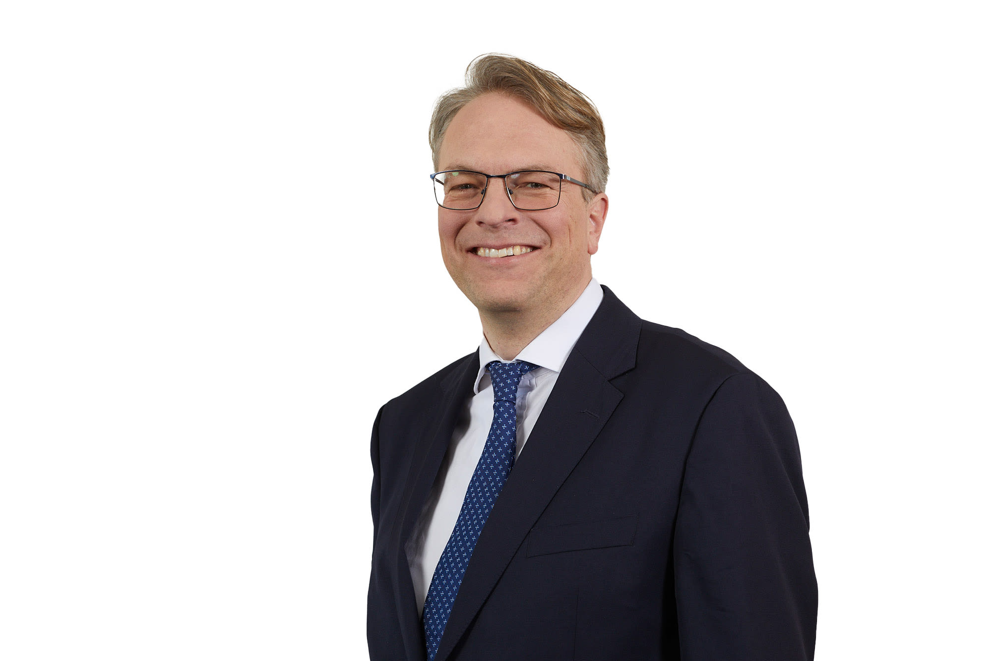 Bild von Philipp Chladek im Anzug vor grauem Hintergrund. Bild von Philipp Chladek im Anzug vor grauem Hintergrund.