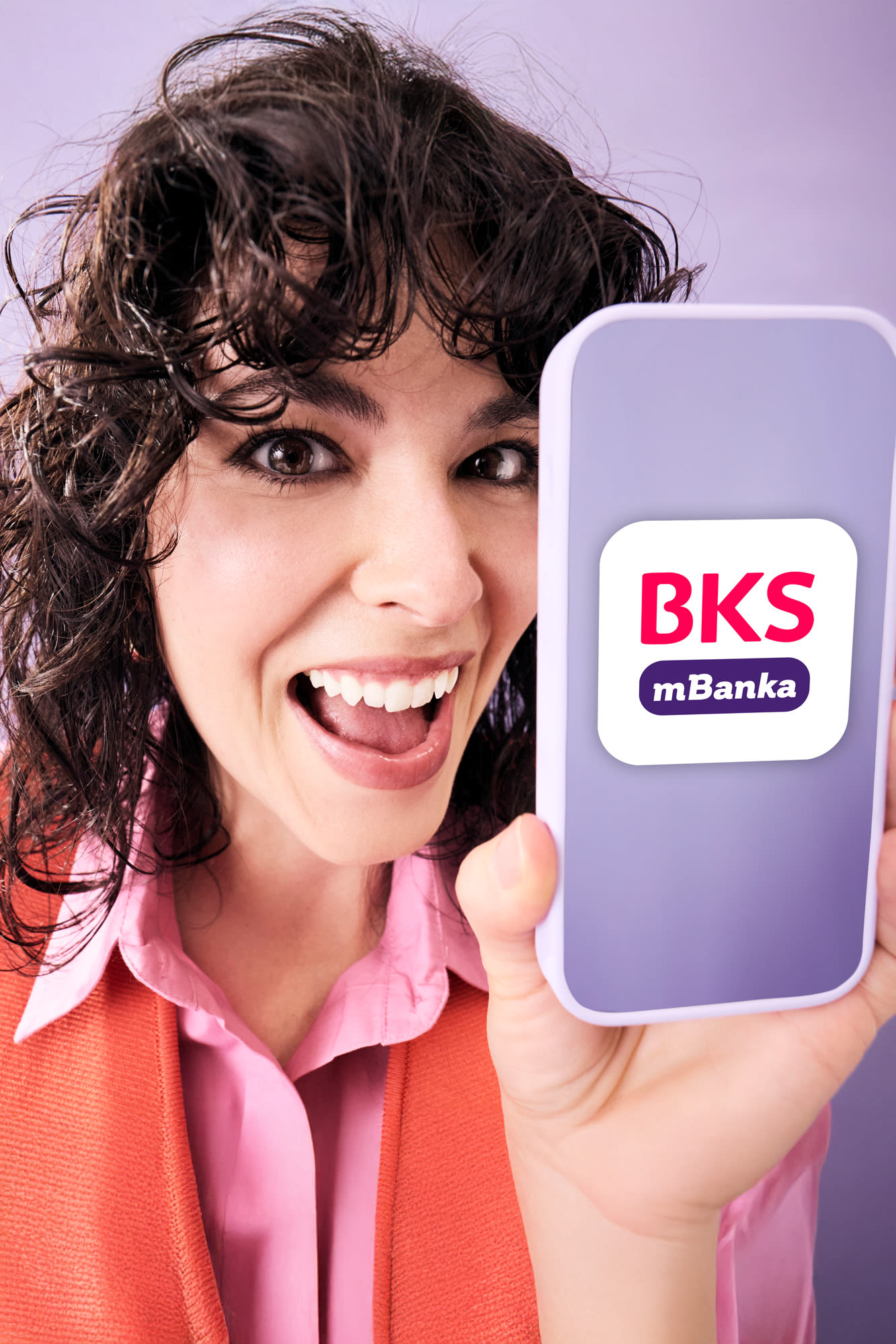 Nasmejana osoba drži pametni telefon s prikazom aplikacije BKS mBanka – moderan i siguran način za brzo upravljanje financijama bilo kada i bilo gdje. Svježa i optimistična slika digitalnog bankarstva.