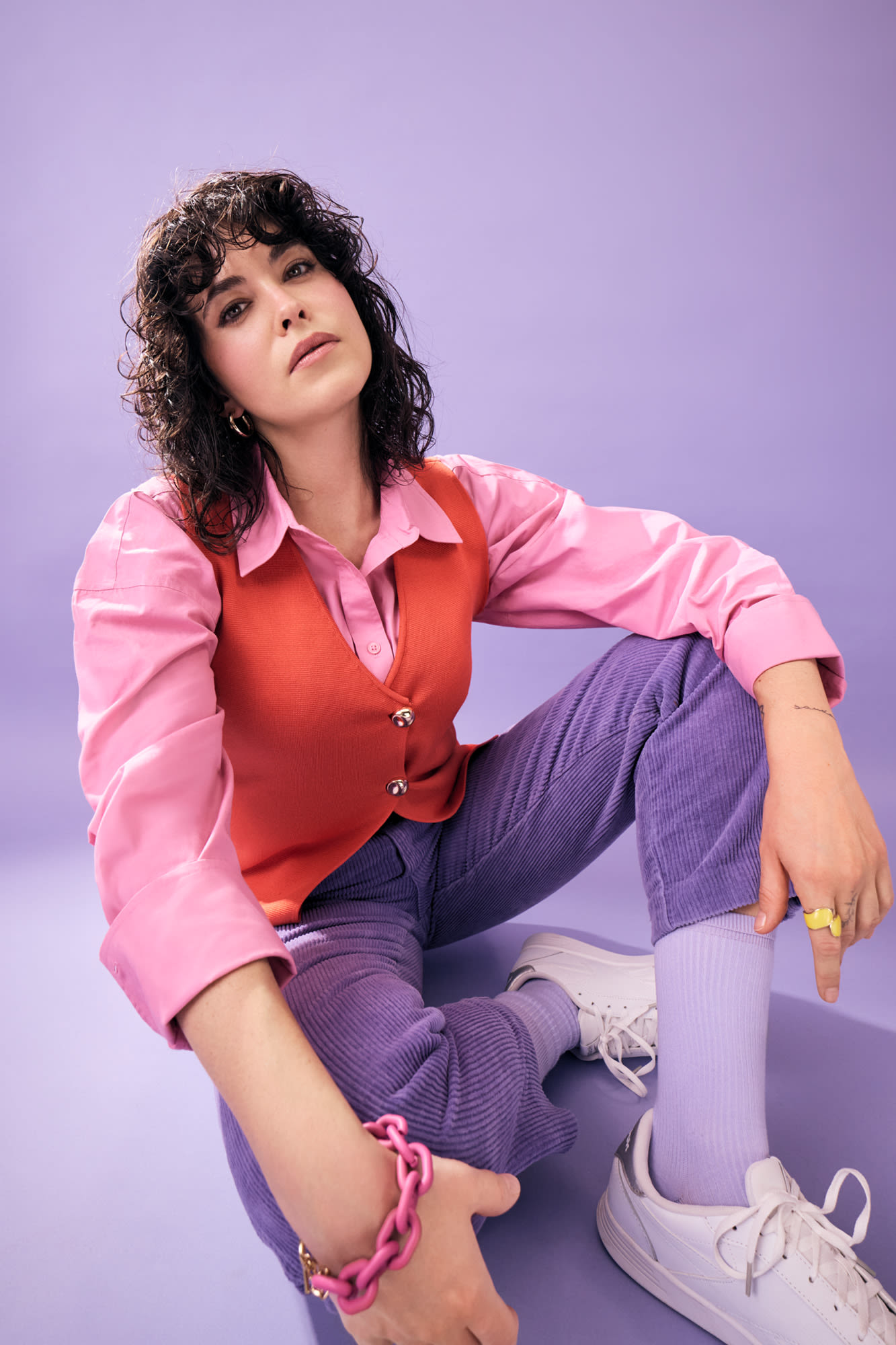 Mlada žena u šarenoj odjeći ispred ljubičaste pozadine – karijera u BKS Banci Mlada žena u šarenoj odjeći ispred ljubičaste pozadine – karijera u BKS Banci