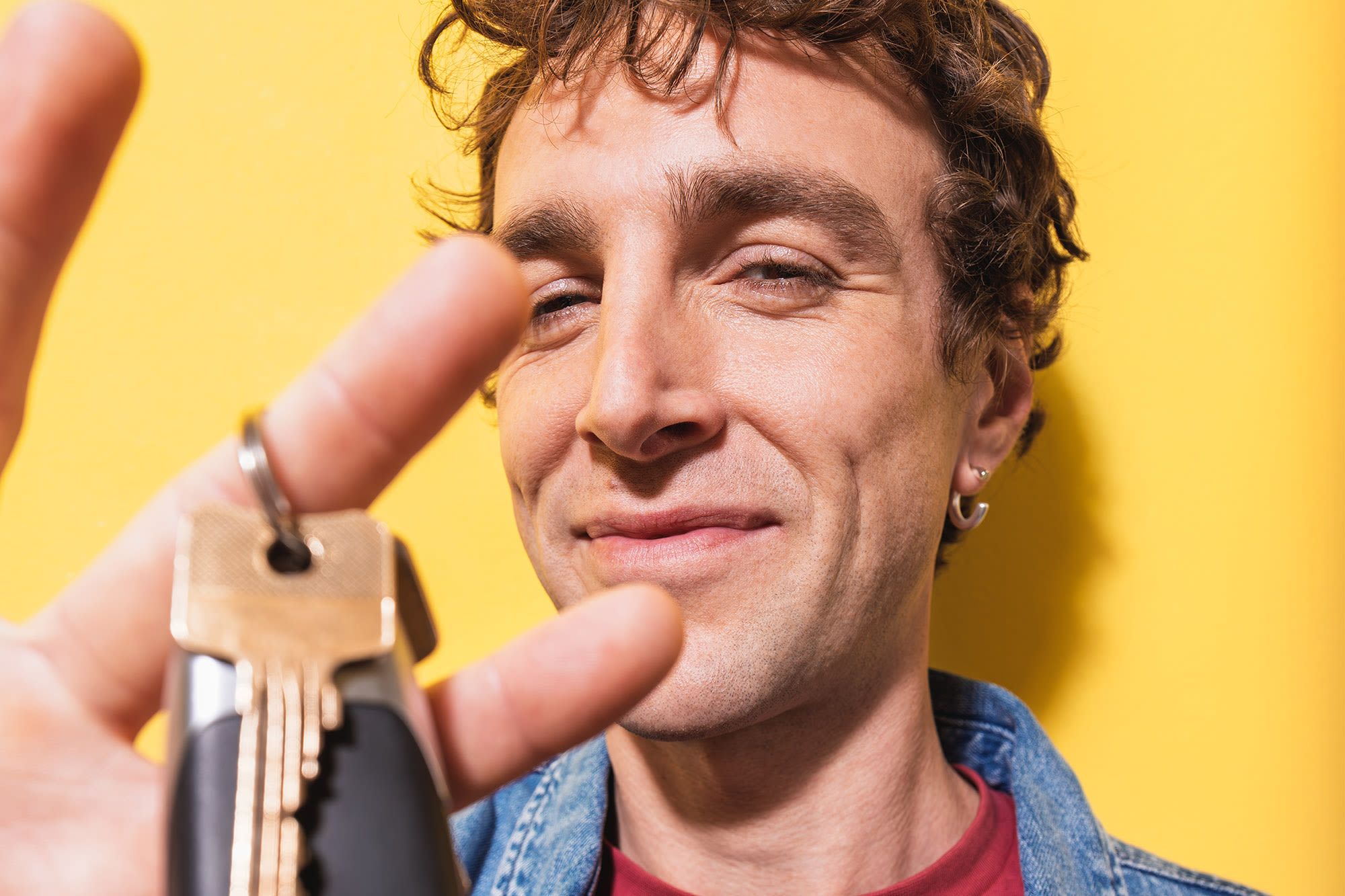 Muškarac drži ključeve auta prema kameri – osobni leasing u BKS Banci s fleksibilnim postupkom. Muškarac drži ključeve auta prema kameri – osobni leasing u BKS Banci s fleksibilnim postupkom.