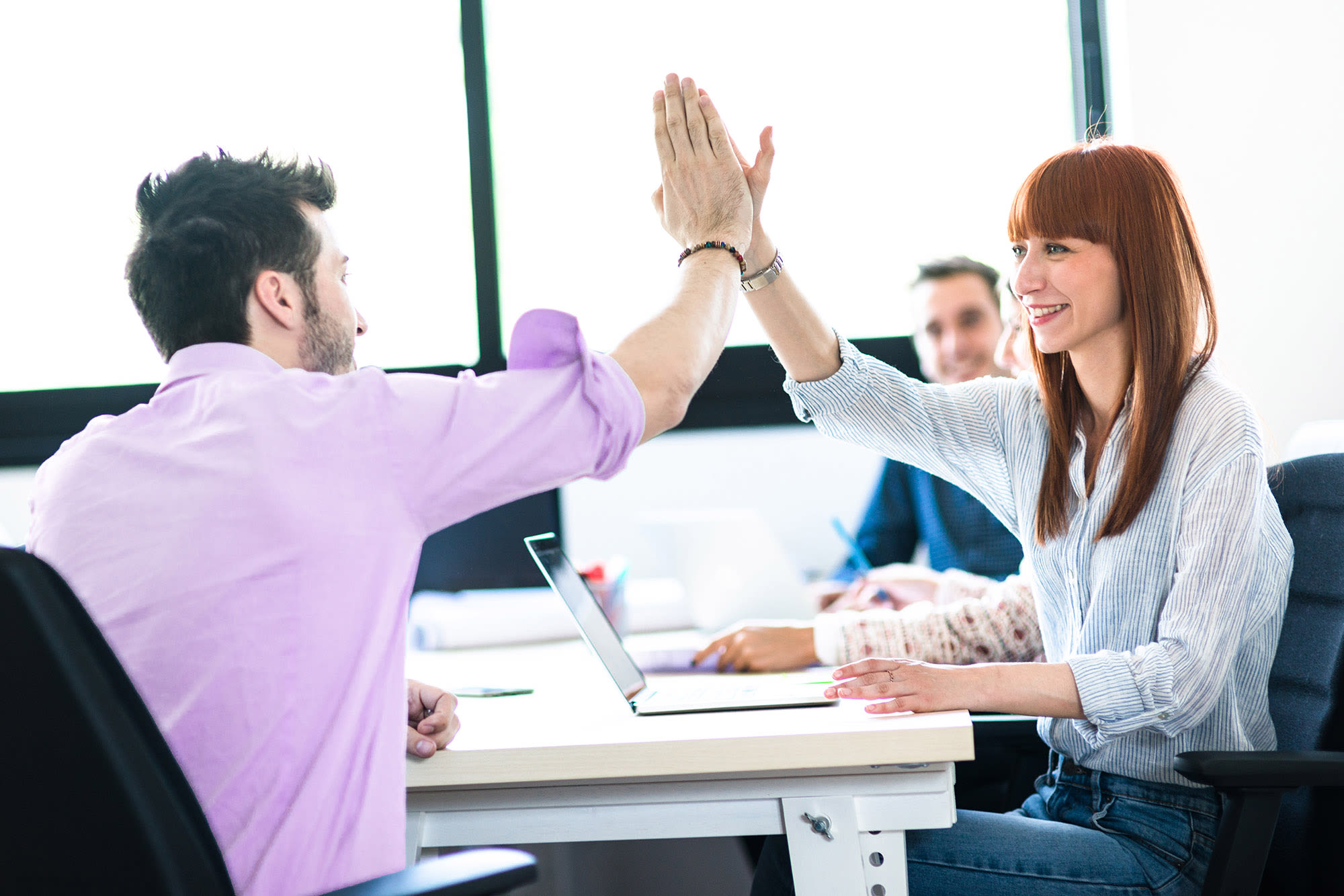 Dvoje kolega daju si petu u uredu – uspješna timska suradnja u BKS-u. Dvoje kolega daju si petu u uredu – uspješna timska suradnja u BKS-u.