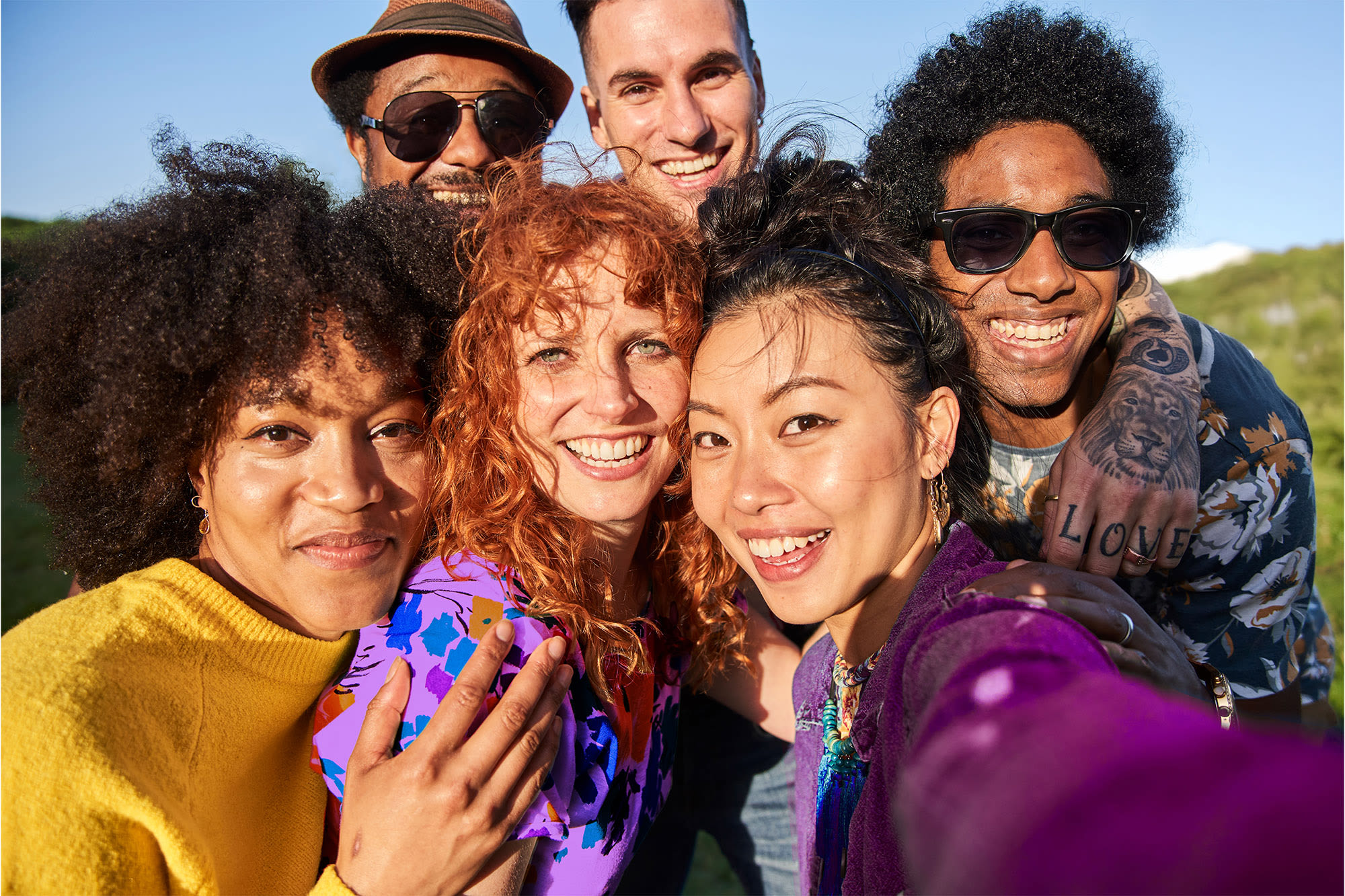 Mladi različiti ljudi poziraju smijući se za selfie – BKS Banka stoji za raznolikošću, inkluzijom i zajedništvom. Mladi različiti ljudi poziraju smijući se za selfie – BKS Banka stoji za raznolikošću, inkluzijom i zajedništvom.