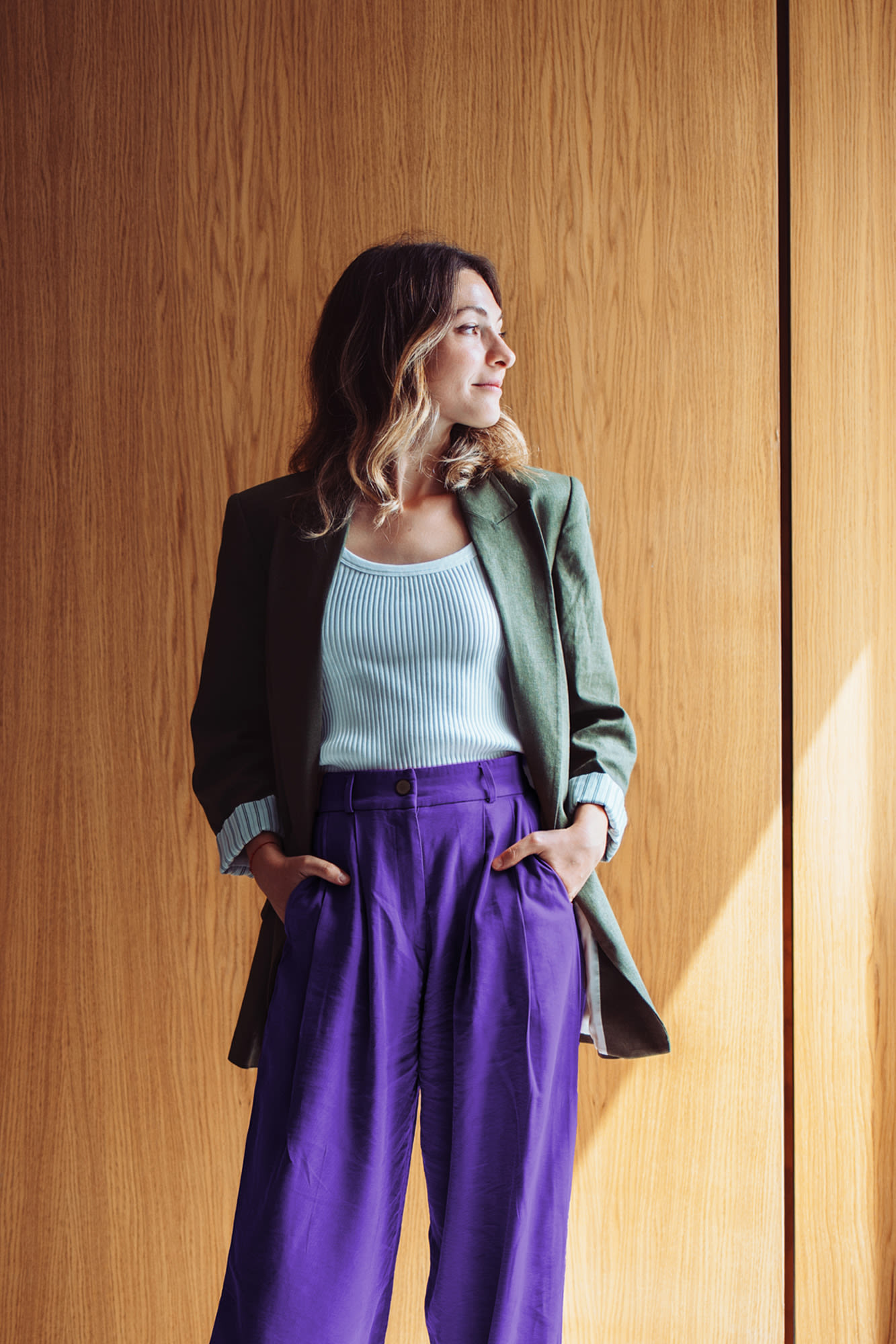 Mlada žena gleda kroz prozor – osiguranje i štednja s BKS Bankom. Mlada žena gleda kroz prozor – osiguranje i štednja s BKS Bankom.