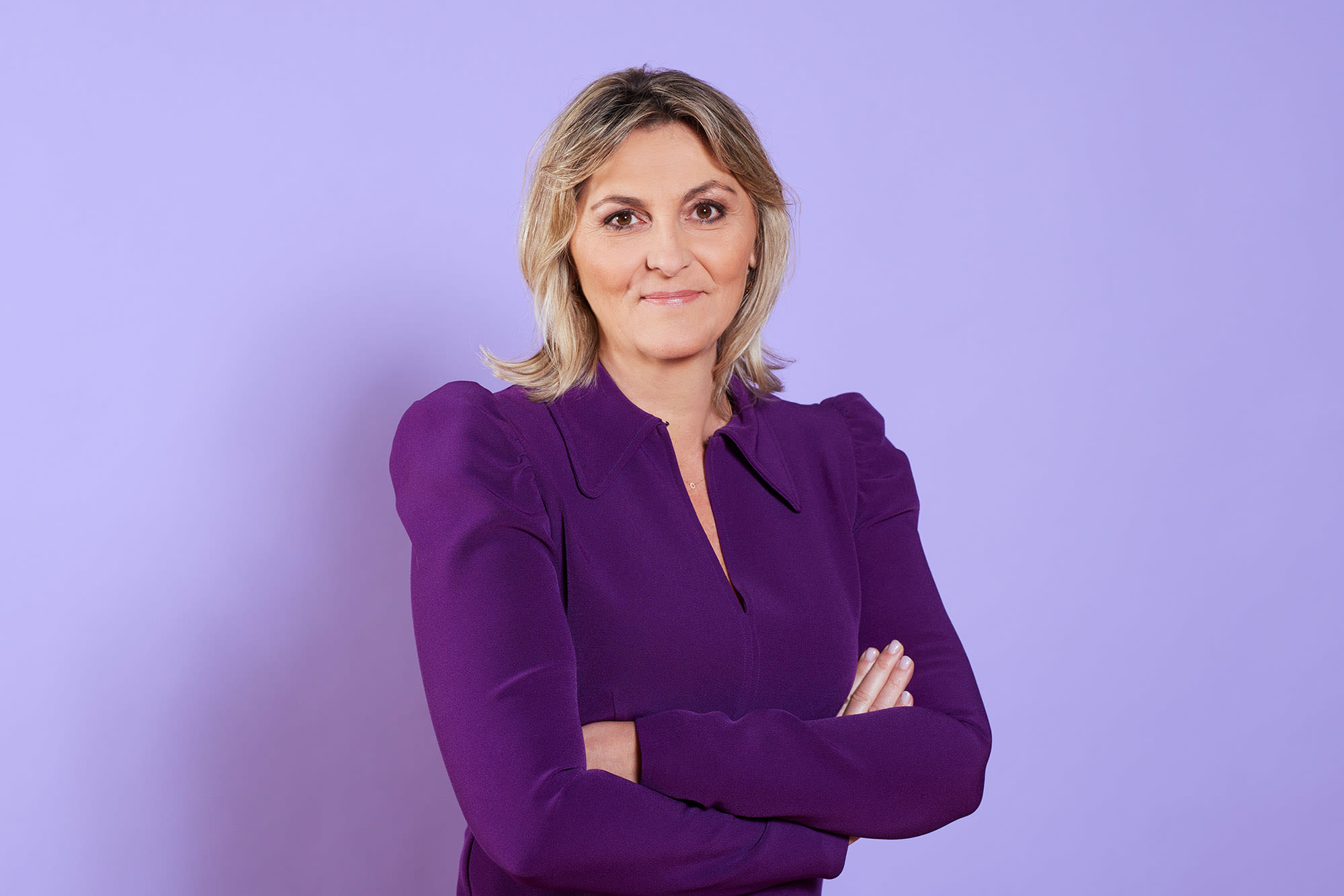 Bild von Renata Maurer Nikolić in lila Oberteil vor lila Hintergrund.  Bild von Renata Maurer Nikolić in lila Oberteil vor lila Hintergrund.