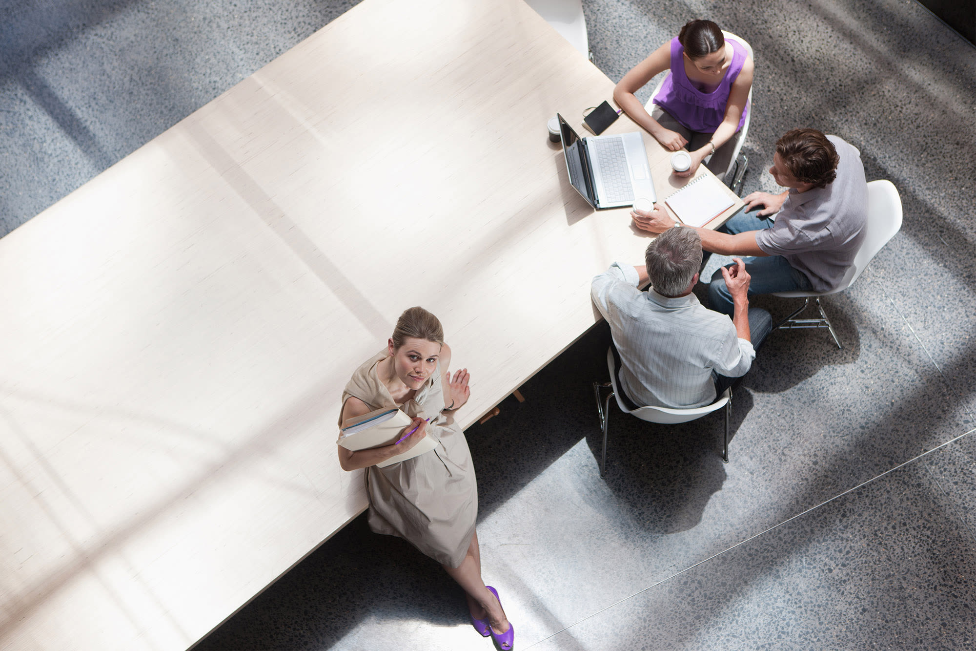 Grupa ljudi radi za stolom – strategija u BKS Banci