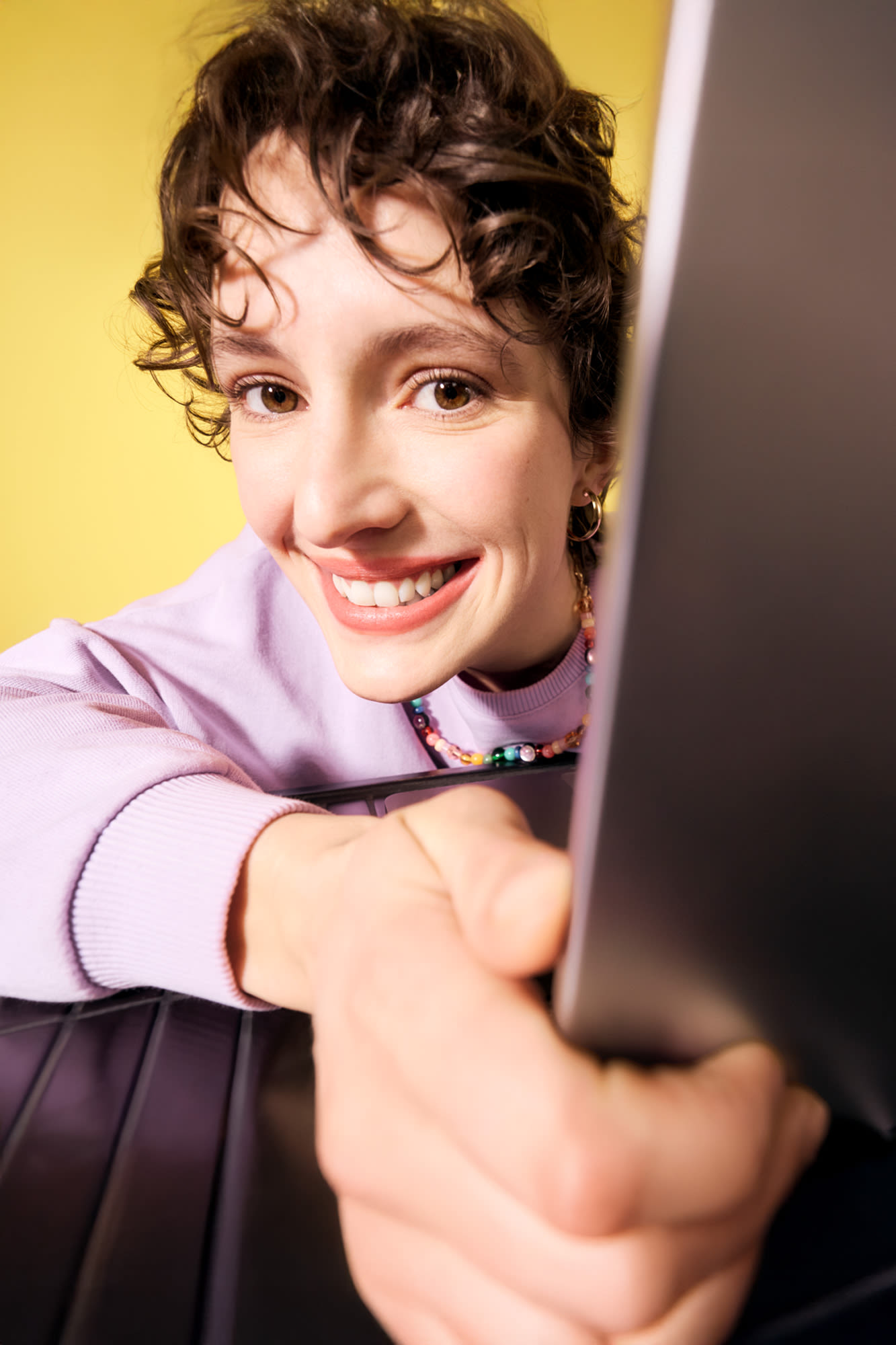 Mlada žena za laptopom – moderno online bankarstvo s BKS myNet.