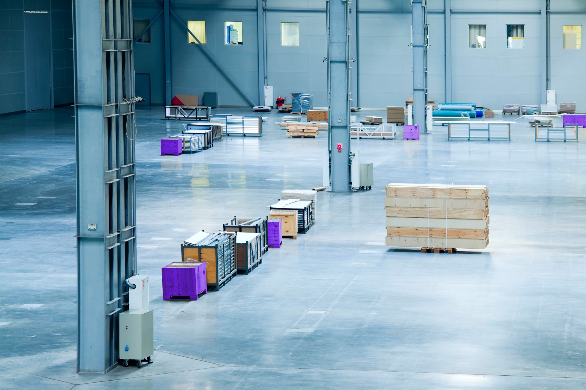 Žena s tabletom u modernom skladištu – financiranje investicija za poduzeća s BKS Bankom.