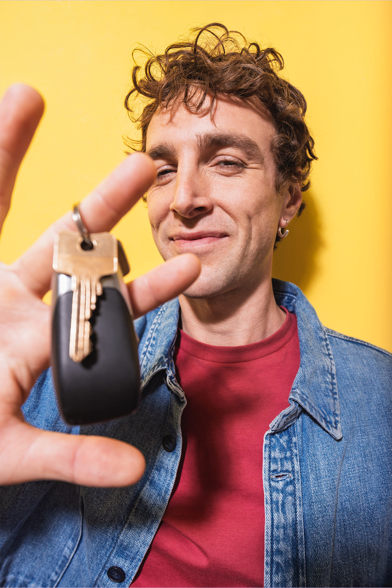 Muškarac drži ključeve auta prema kameri – osobni leasing u BKS Banci s fleksibilnim postupkom. Muškarac drži ključeve auta prema kameri – osobni leasing u BKS Banci s fleksibilnim postupkom.