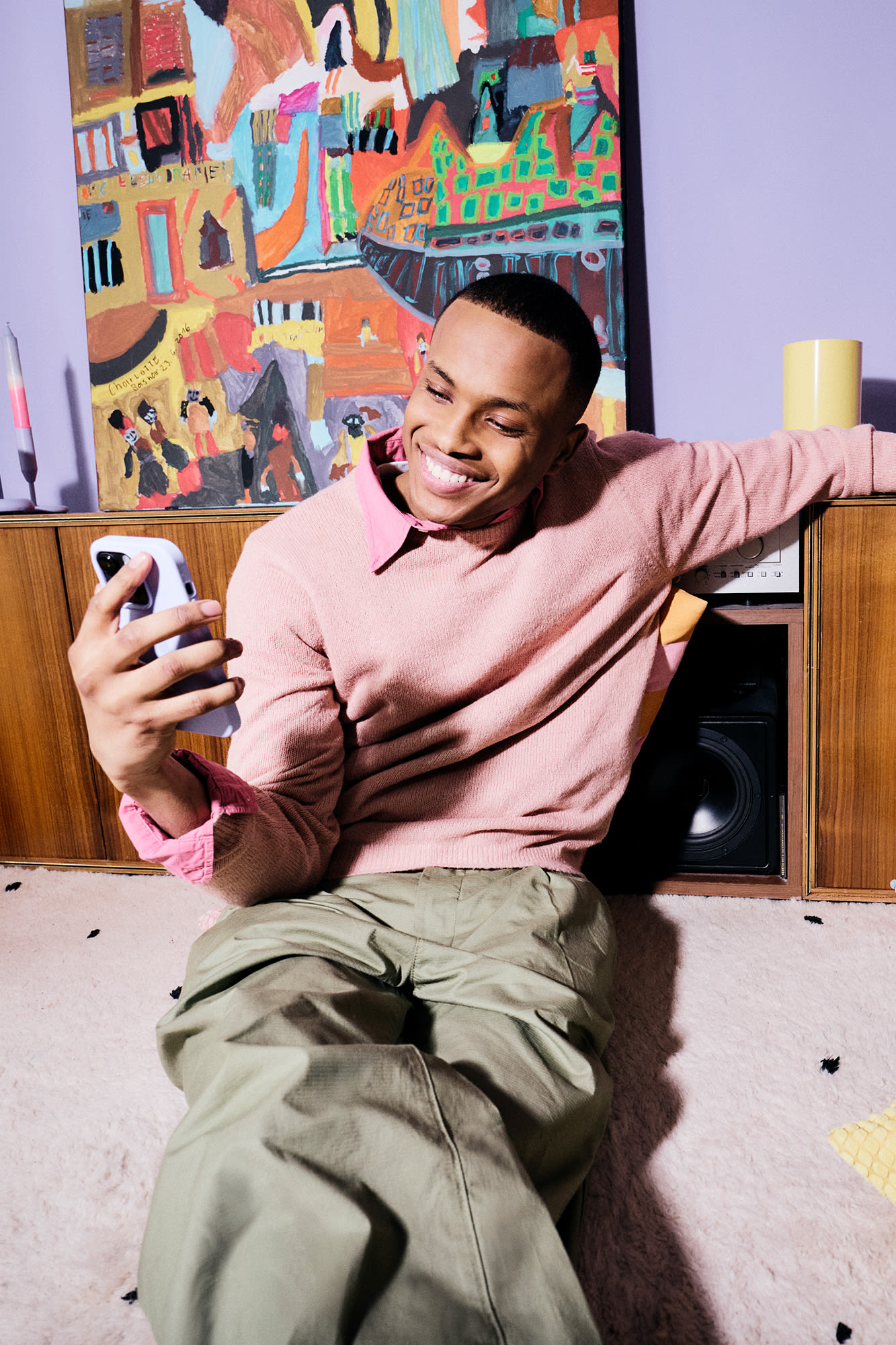 Mladić se smiješi gledajući pametni telefon – izgradnja imovine s BKS Bankom