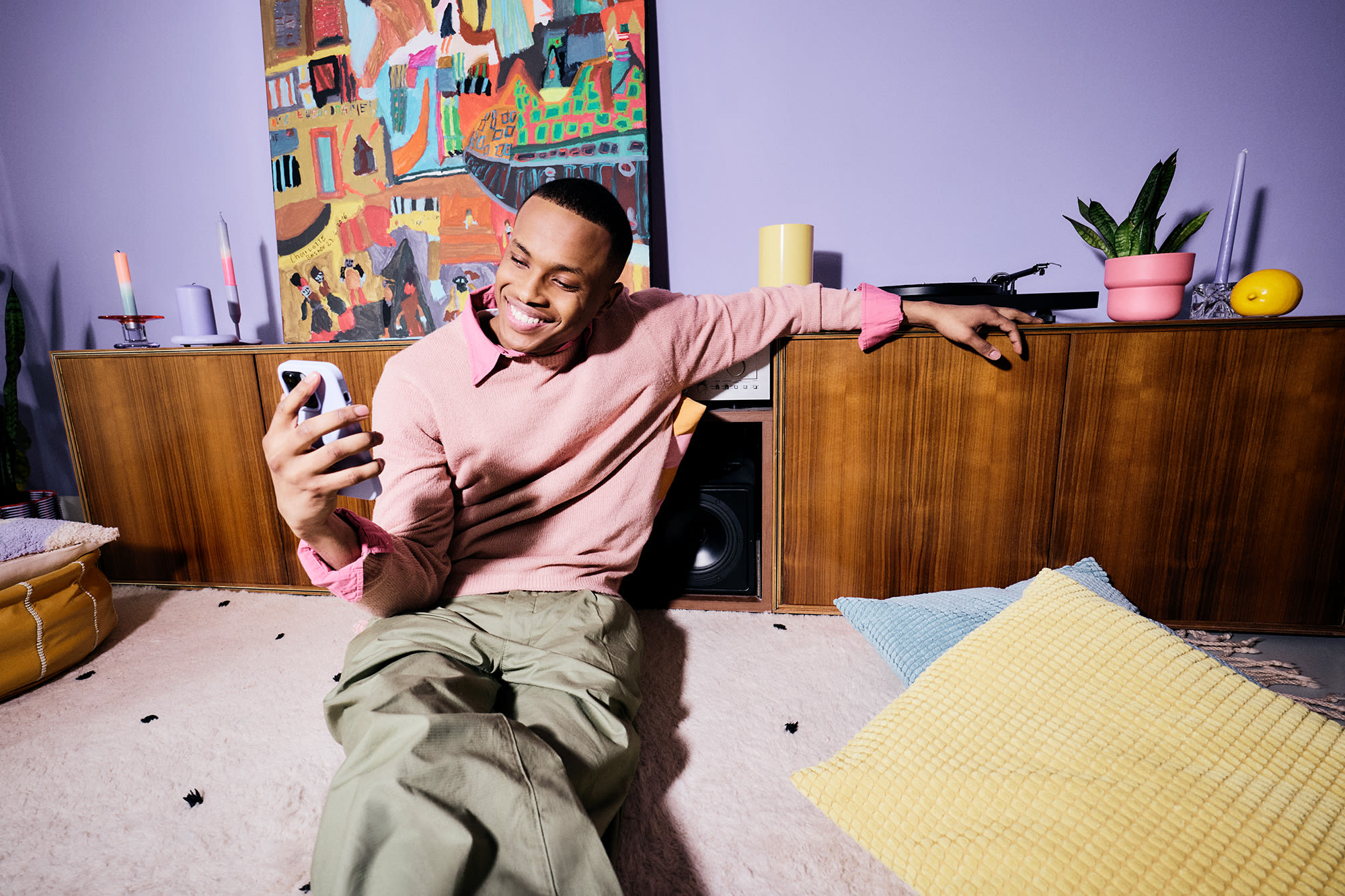 Mladić se smiješi gledajući pametni telefon – izgradnja imovine s BKS Bankom. Mladić se smiješi gledajući pametni telefon – izgradnja imovine s BKS Bankom.