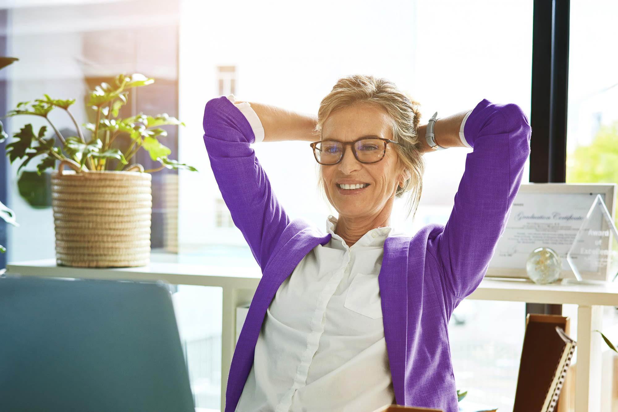 Žena u uredu se opušteno naslanja – doživite financijsku sigurnost uz BKS Banku. Žena u uredu se opušteno naslanja – doživite financijsku sigurnost uz BKS Banku.