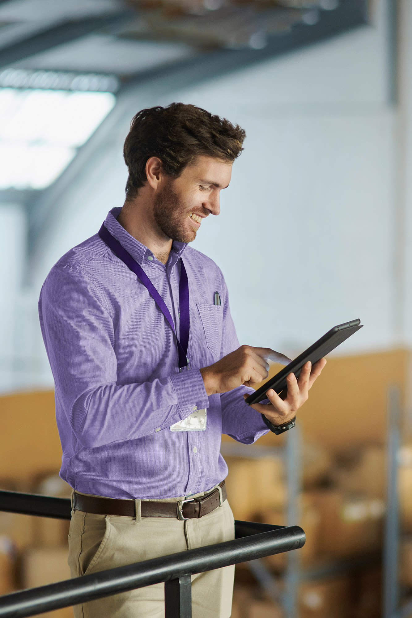 Skladištar upotrebljava tablet - digitalni procesi kod poslovanja s pravnim osobama