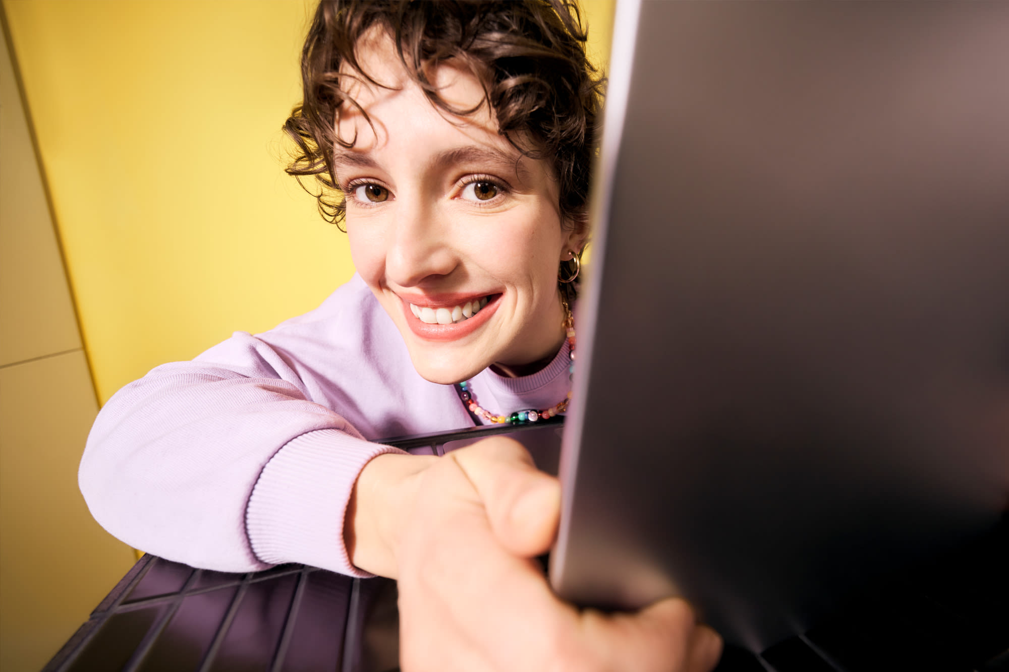 Mlada žena za laptopom – moderno online bankarstvo s BKS myNet.