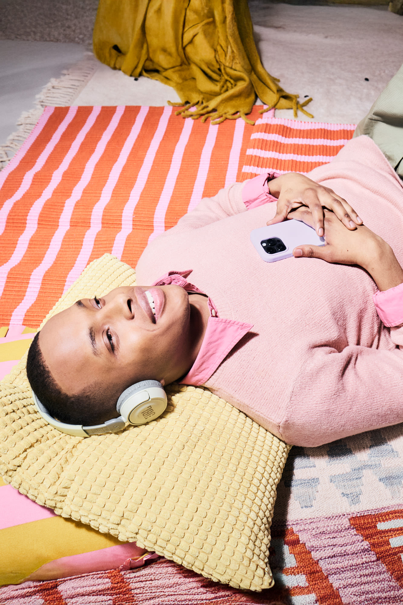 Mlada osoba s pametnim telefonom leži na podu – udobno ulaganje s Komfort-depom BKS Banke. Mlada osoba s pametnim telefonom leži na podu – udobno ulaganje s Komfort-depom BKS Banke.