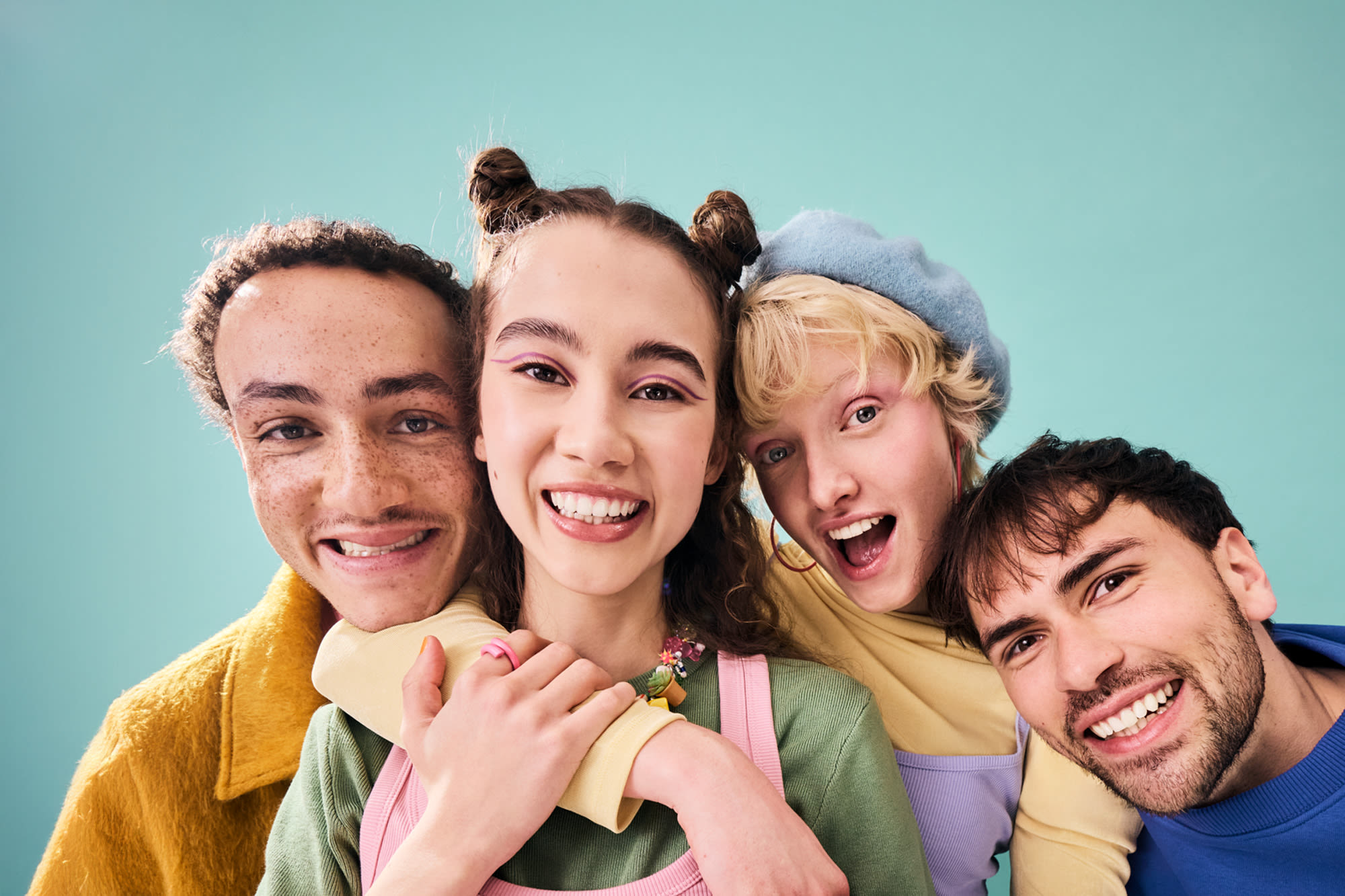 Četvoro mladih ljudi stoji zajedno i smiješe se – račun za studente u BKS Banci Četvoro mladih ljudi stoji zajedno i smiješe se – račun za studente u BKS Banci