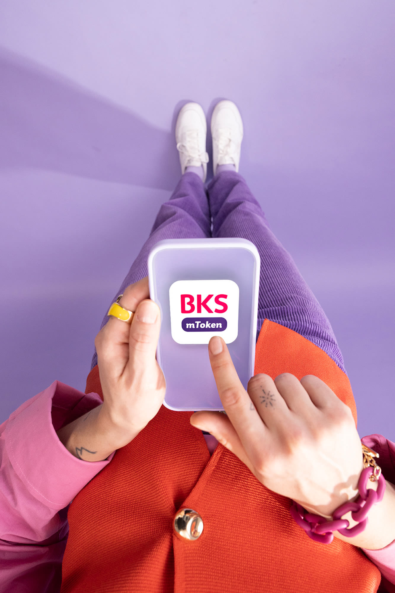 Osoba drži pametni telefon na kojem je prikazana aplikacija BKS mToken – siguran i jednostavan način za prijavu i potvrdu transakcija u BKS Bank.