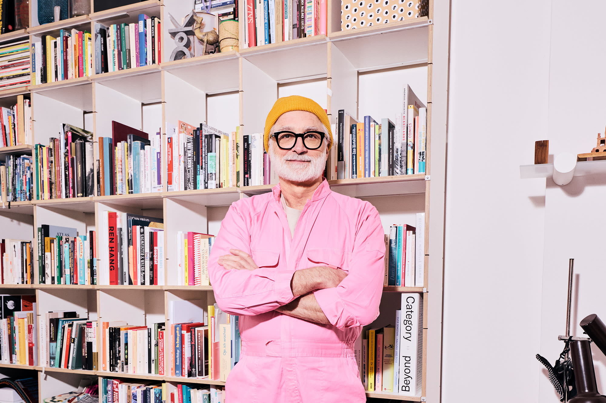 Smiješni muškarac u ružičastom kombinezonu s prekriženim rukama – srebrni krediti kod BKS Banke Smiješni muškarac u ružičastom kombinezonu s prekriženim rukama – srebrni krediti kod BKS Banke