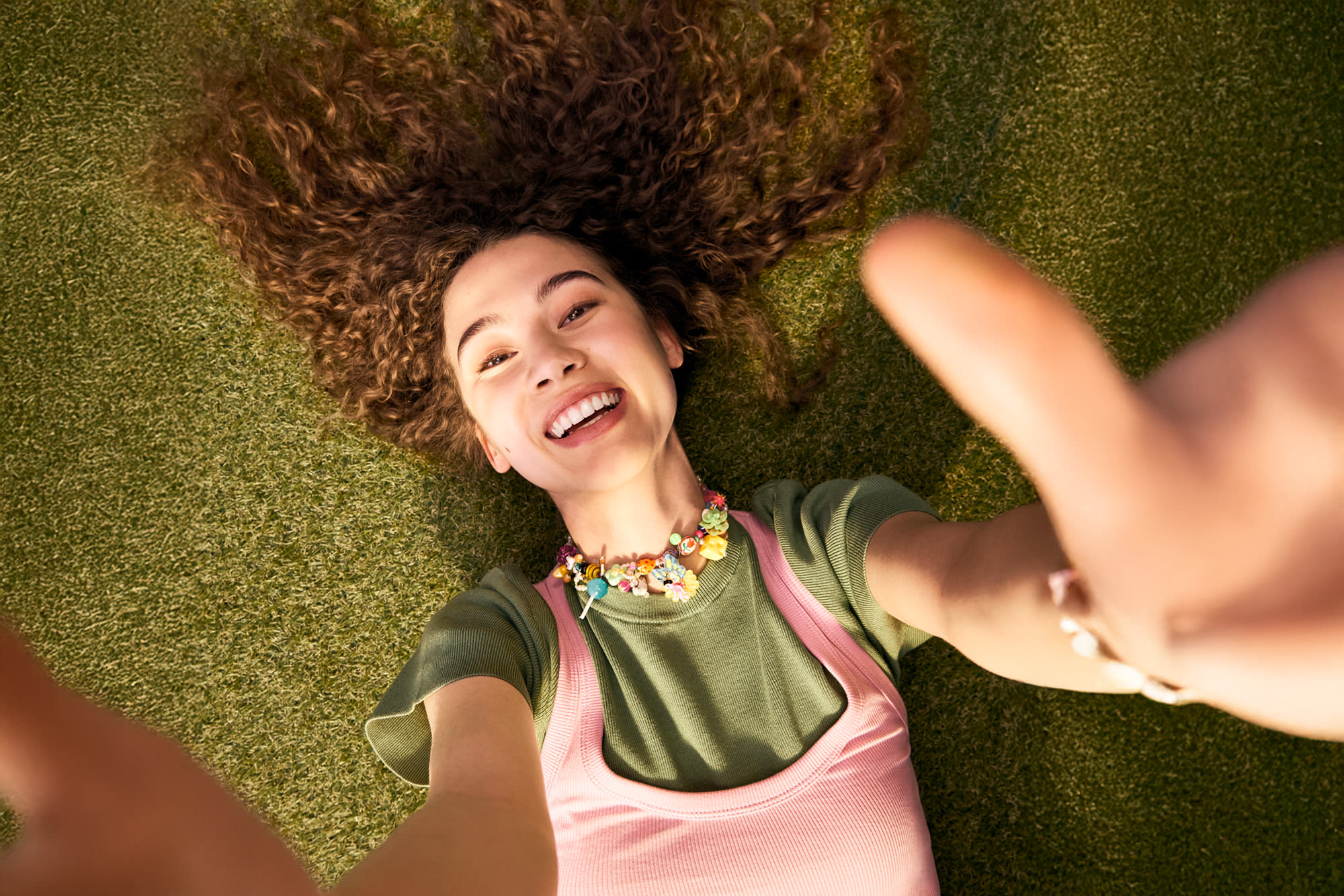 Djevojčica se smiješeći pruža ruke – s entuzijazmom živjeti održivost u BKS Banci. Djevojčica se smiješeći pruža ruke – s entuzijazmom živjeti održivost u BKS Banci.