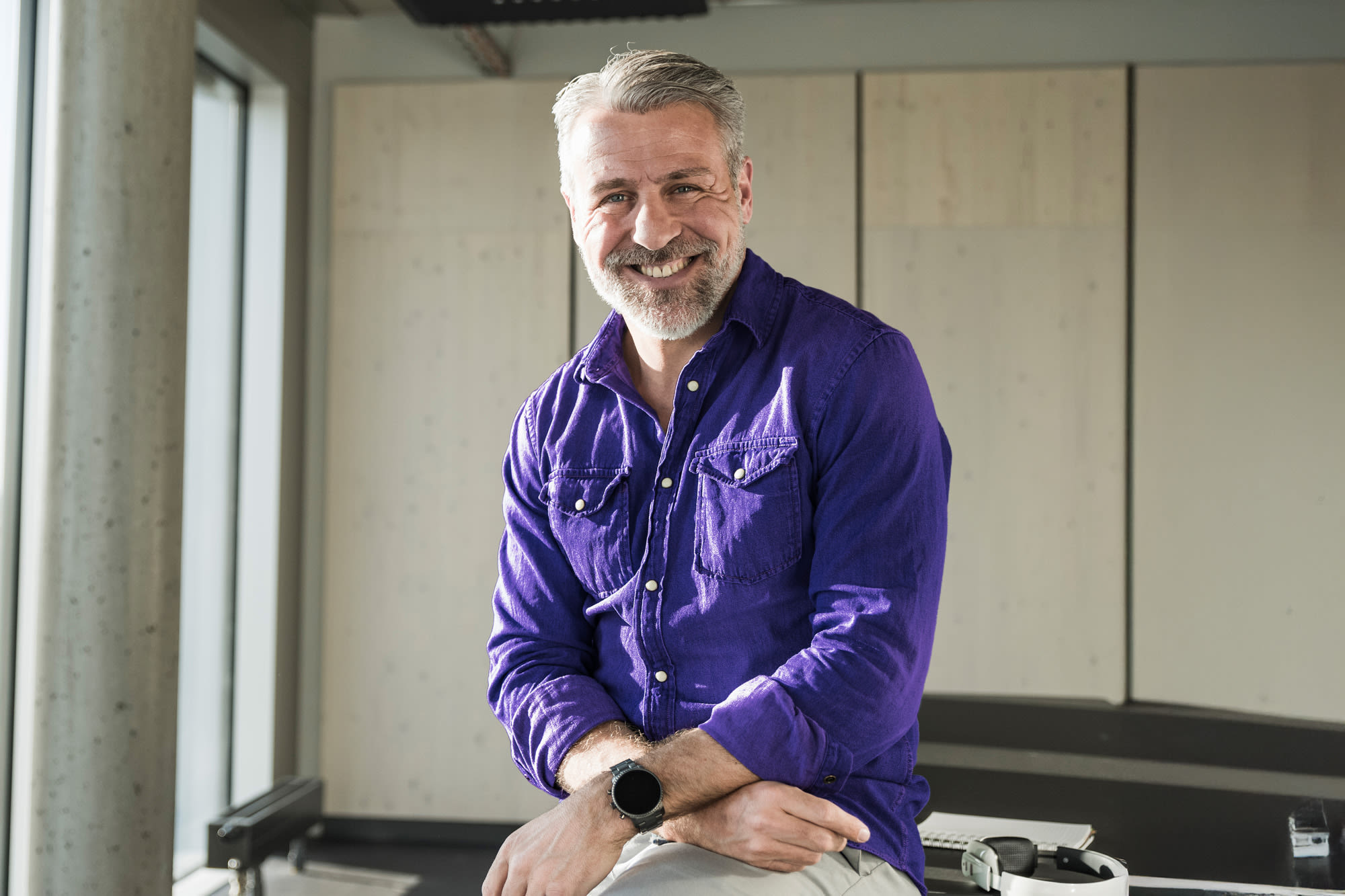 Muškarac u ljubičastoj košulji – osobna usluga fondova BKS Banke. Muškarac u ljubičastoj košulji – osobna usluga fondova BKS Banke.