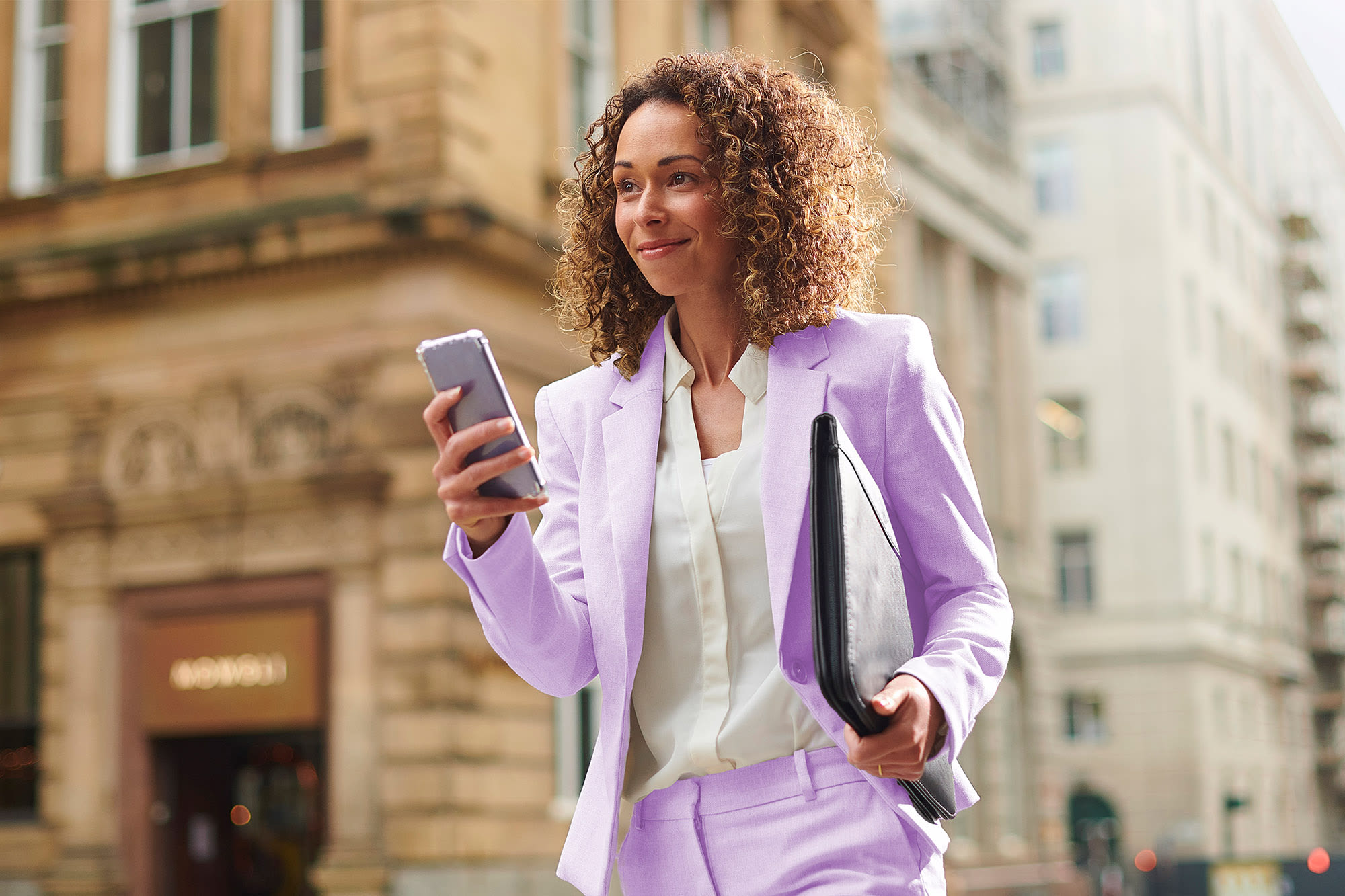 Dvoje poslovnih ljudi u razgovoru u modernoj sobi za sastanke. Dvoje poslovnih ljudi u razgovoru u modernoj sobi za sastanke.