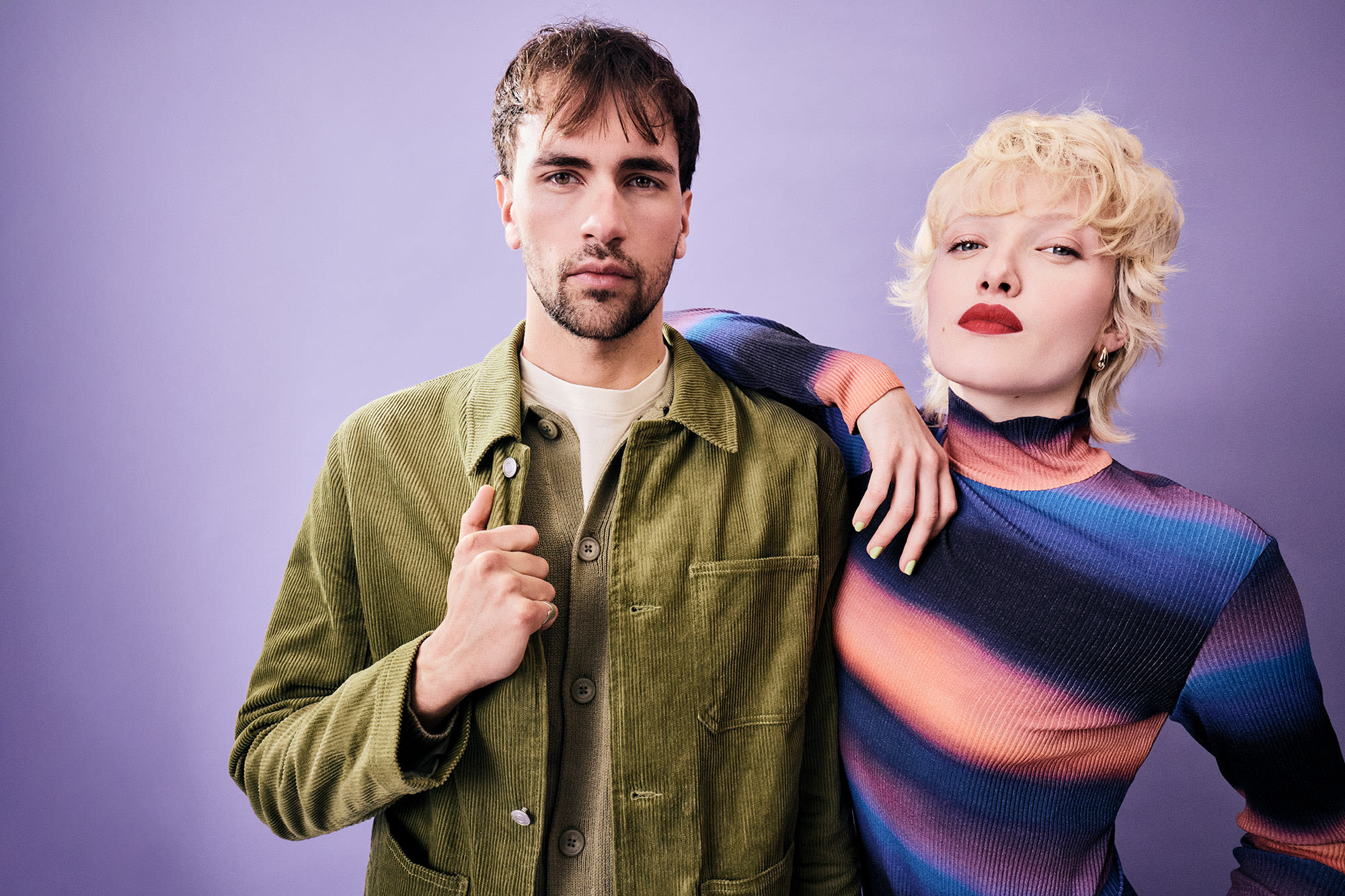 Dvoje mladih ljudi ispred ljubičaste pozadine – dobrodošli u BKS Banku. Dvoje mladih ljudi ispred ljubičaste pozadine – dobrodošli u BKS Banku.