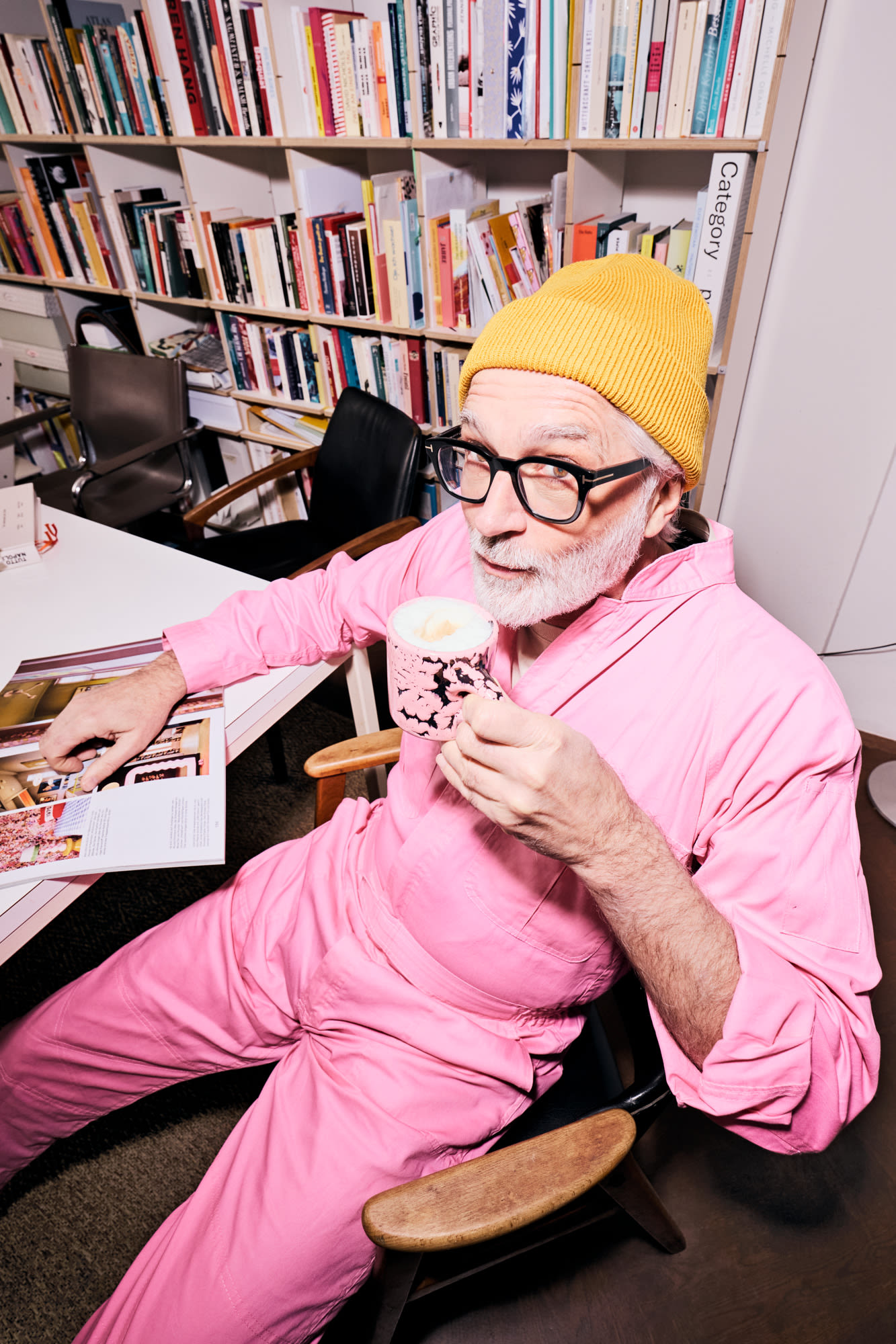 Stariji muškarac s kavom i časopisom u uredu – opušteno planirati i osigurati se s BKS Bankom Stariji muškarac s kavom i časopisom u uredu – opušteno planirati i osigurati se s BKS Bankom