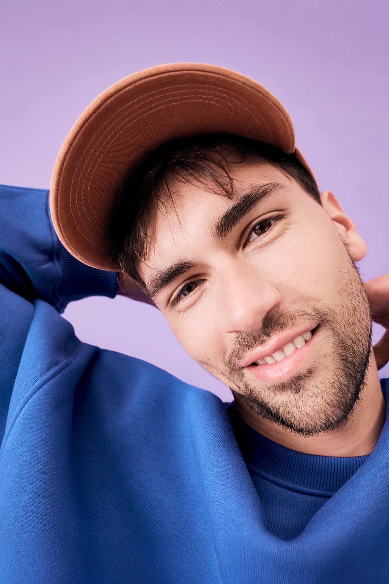 Muškarac s bradom smiješi se ispred ljubičaste pozadine – Moj novac račun za modernu financijsku organizaciju. Muškarac s bradom smiješi se ispred ljubičaste pozadine – Moj novac račun za modernu financijsku organizaciju.