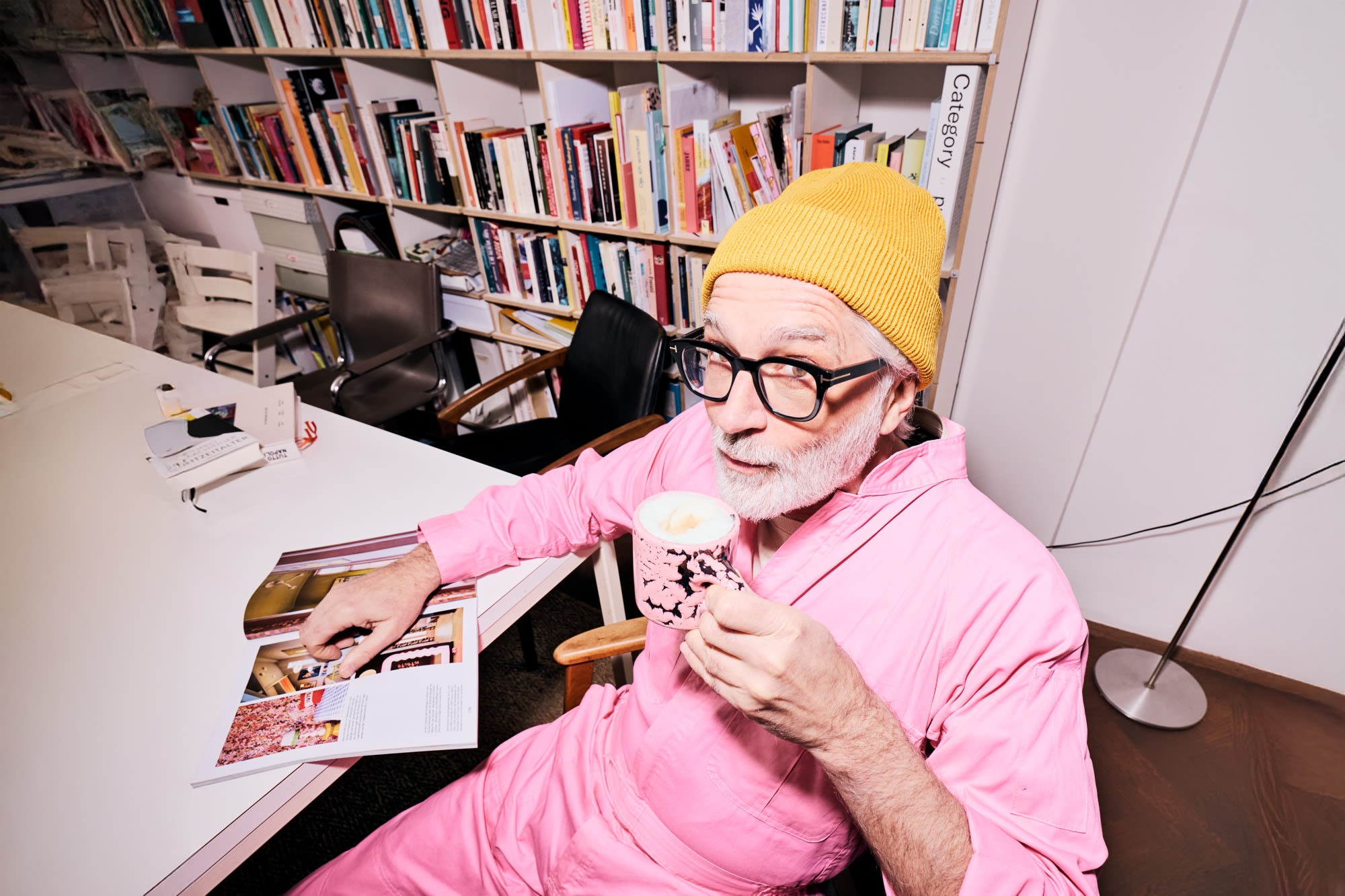 Stariji muškarac s kavom i časopisom u uredu – opušteno planirati i osigurati se s BKS Bankom Stariji muškarac s kavom i časopisom u uredu – opušteno planirati i osigurati se s BKS Bankom