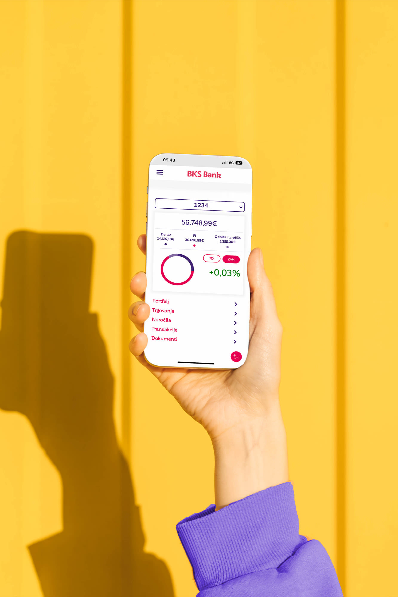 Roka s pametnim telefonom pred rumenim ozadjem