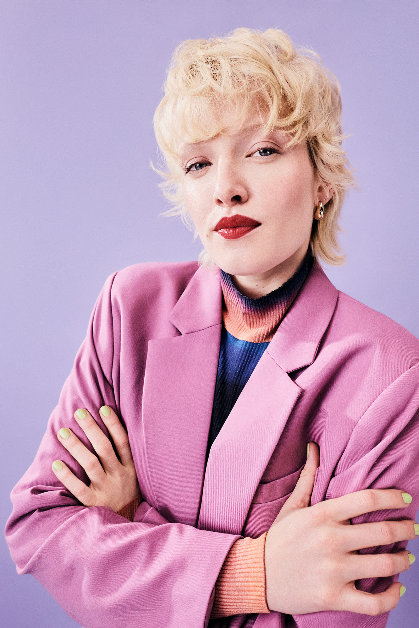 Mlada žena u ljubičastoj odjeći – samouvjereno pripremljena s BKS-om. Mlada žena u ljubičastoj odjeći – samouvjereno pripremljena s BKS-om.