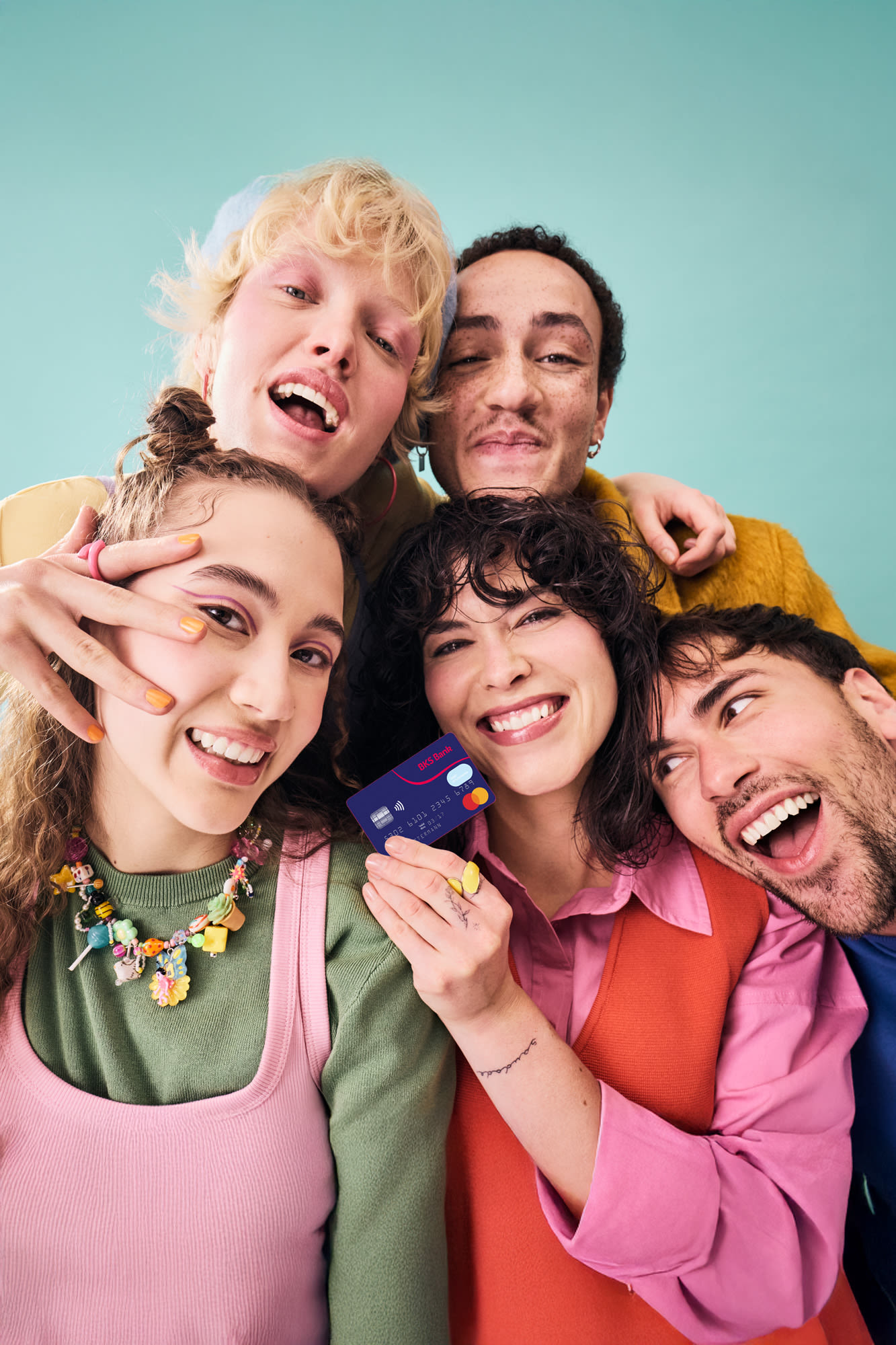 Mladi s BKS Mastercard karticom – zajedno do financijske slobode. Mladi s BKS Mastercard karticom – zajedno do financijske slobode.