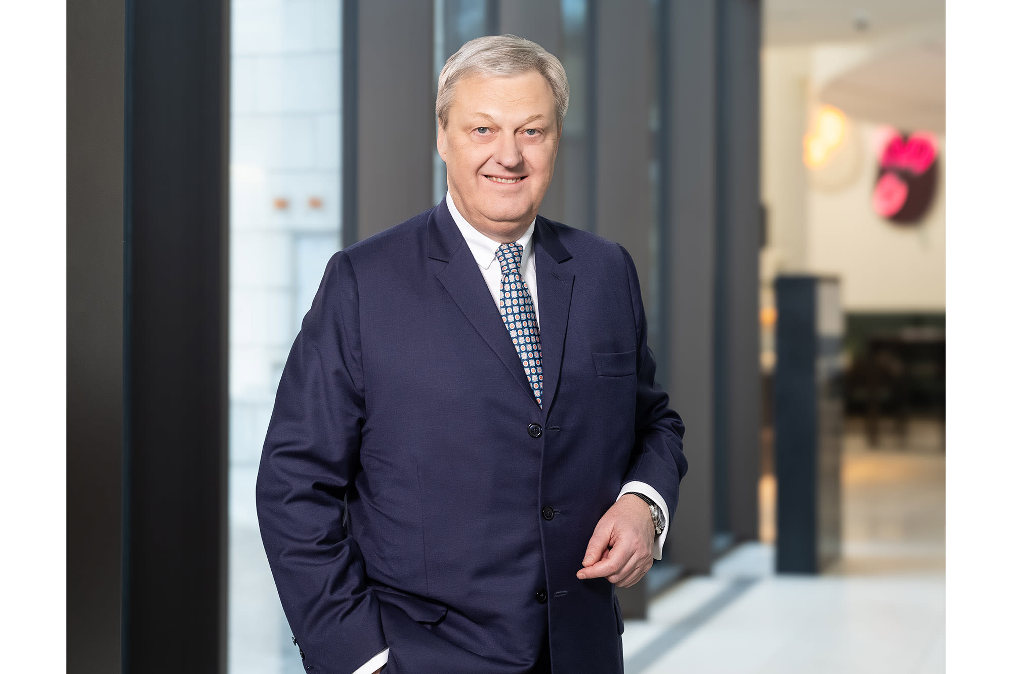 Vorstand der BKS Bank mit selbstbewusster Körpersprache. Vorstand der BKS Bank mit selbstbewusster Körpersprache.