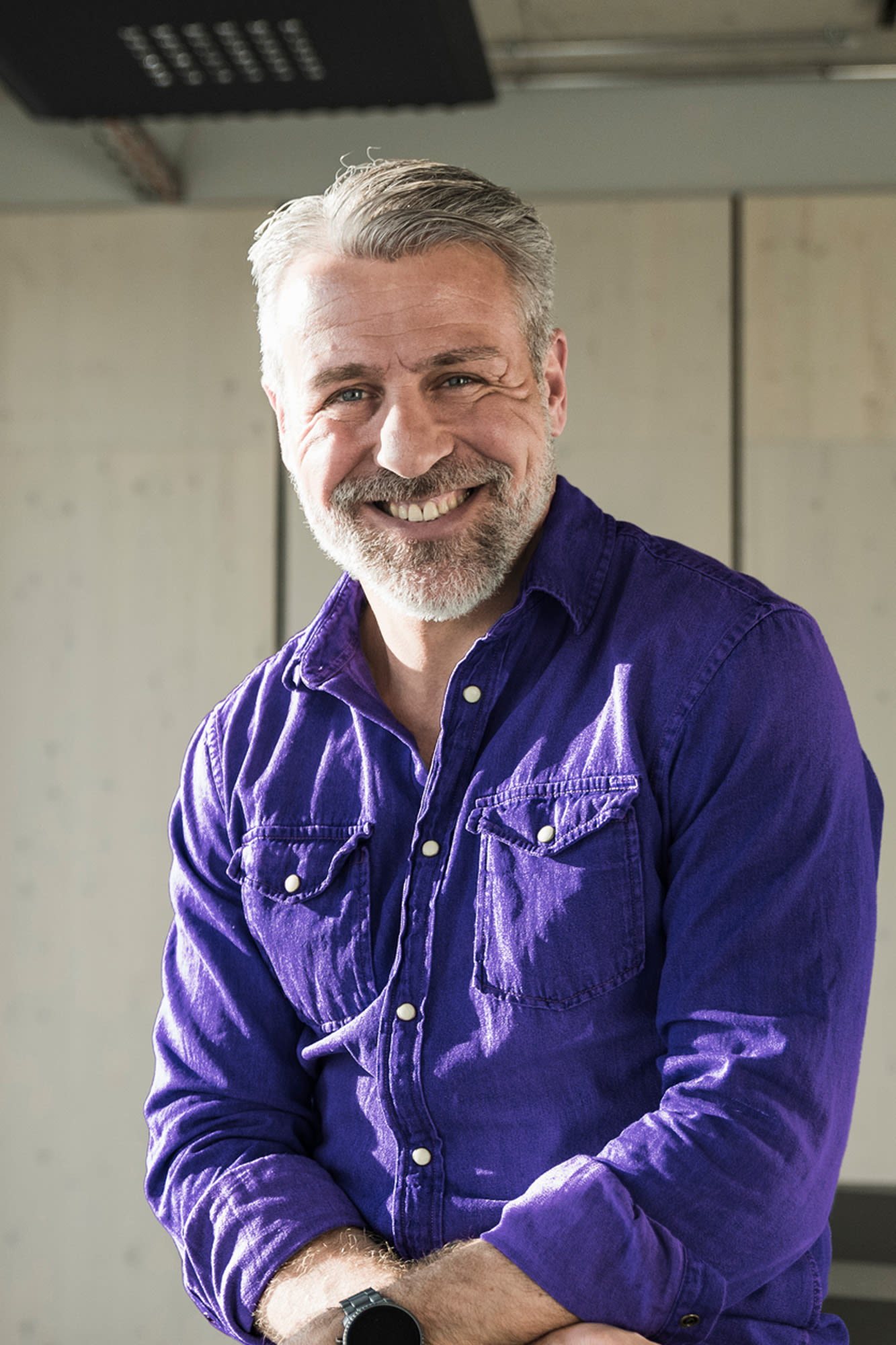 Muškarac u ljubičastoj košulji – osobna usluga fondova BKS Banke. Muškarac u ljubičastoj košulji – osobna usluga fondova BKS Banke.