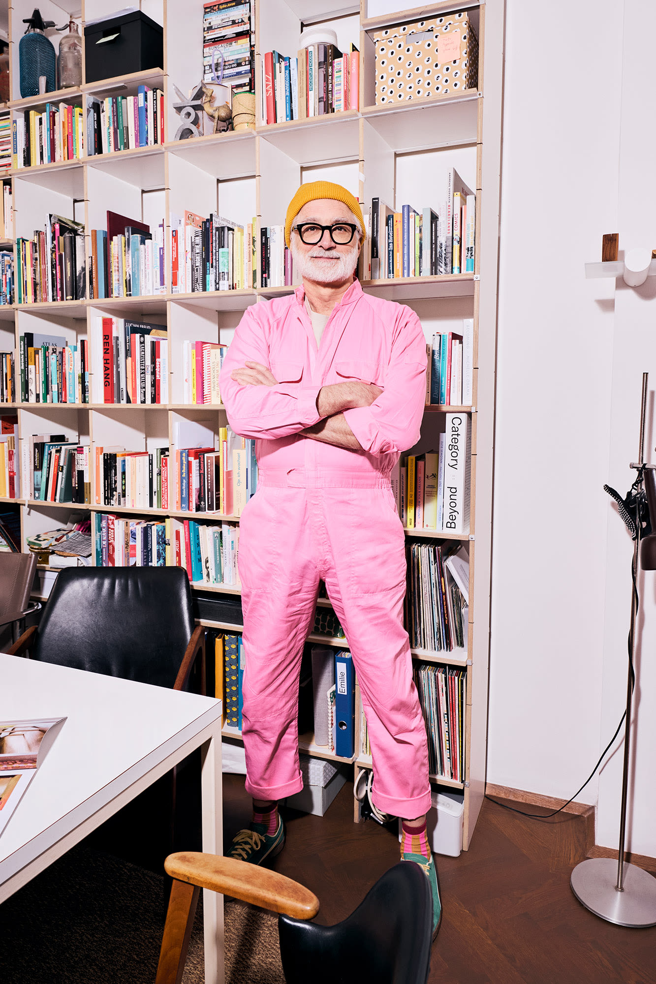 Smiješni muškarac u ružičastom kombinezonu s prekriženim rukama – srebrni krediti kod BKS Banke Smiješni muškarac u ružičastom kombinezonu s prekriženim rukama – srebrni krediti kod BKS Banke