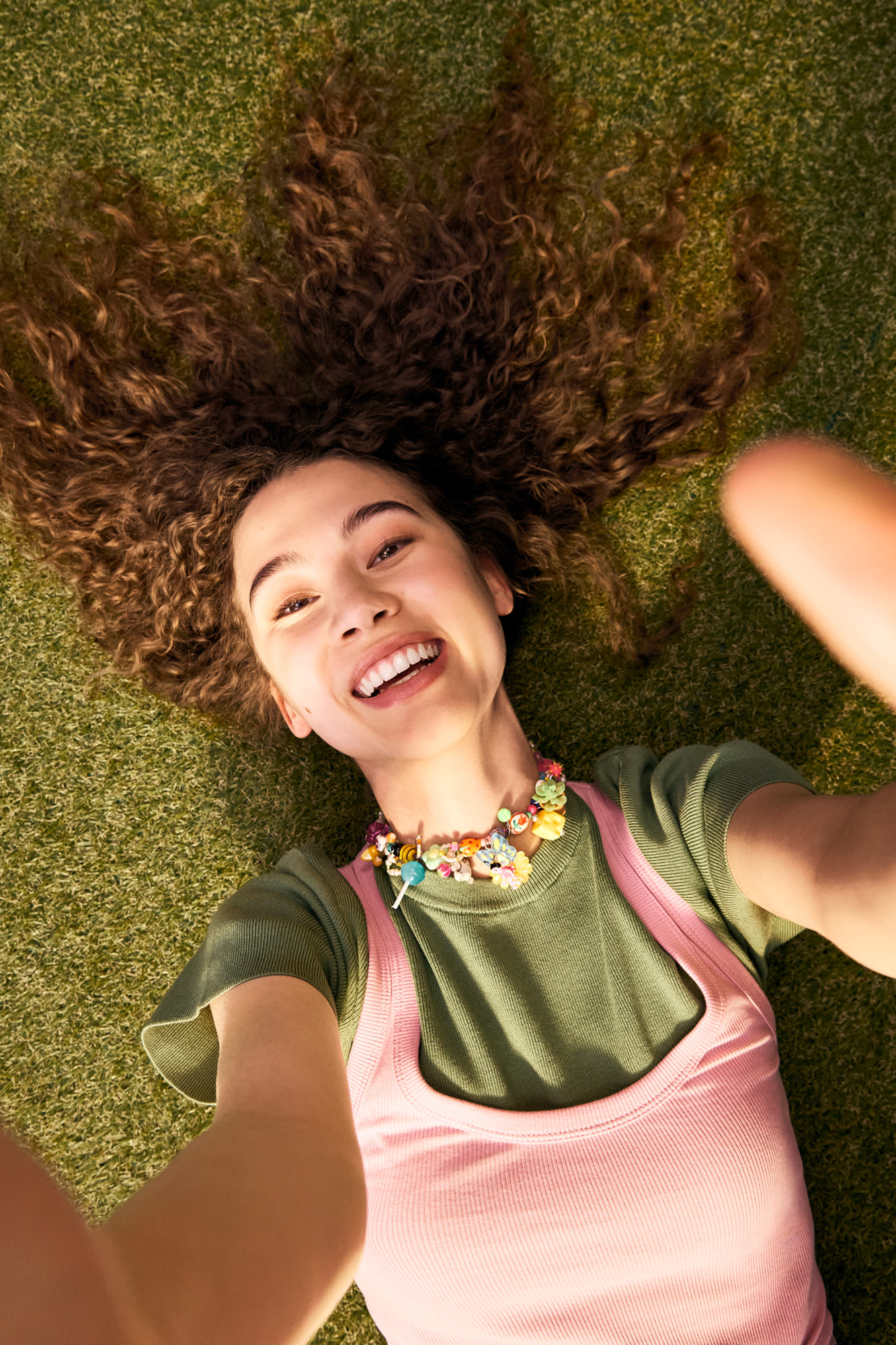 Djevojčica se smiješeći pruža ruke – održivost u BKS Banci s entuzijazmom živjeti. Djevojčica se smiješeći pruža ruke – održivost u BKS Banci s entuzijazmom živjeti.