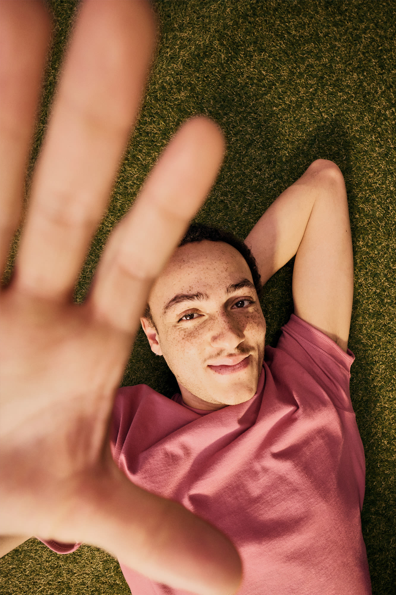 Muškarac leži opušteno na livadi – održiv način života i svijest o klimatskim promjenama. Muškarac leži opušteno na livadi – održiv način života i svijest o klimatskim promjenama.